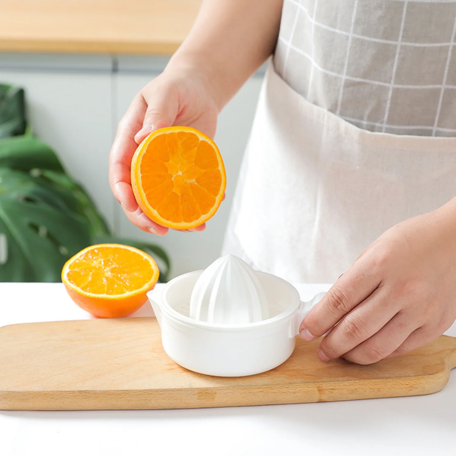 Portable Lemon Orange Manual Fruit Juicer with Eco-Friendly Nozzle Household Plastic Kitchen Accessories
Portable Lemon Orange Manual Fruit Juicer with Eco-Friendly Nozzle Household Plastic Kitchen Accessories