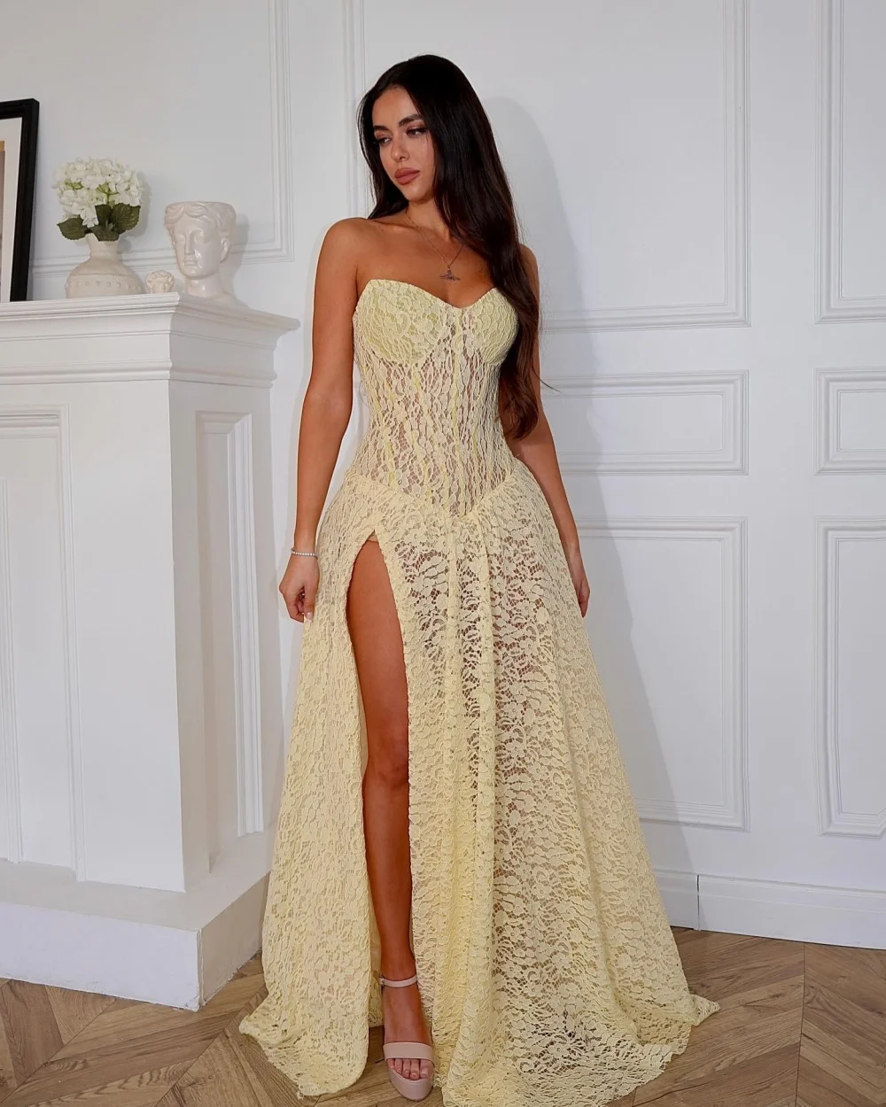 Customized Fashion Women Lace Ruched Pleat A-Line Evening Dress Modern Style Sweetheart Sleeveless Floor Lenght Slit Party Gowns
Customized Fashion Women Lace Ruched Pleat A-Line Evening Dress Modern Style Sweetheart Sleeveless Floor Lenght Slit Party Gowns