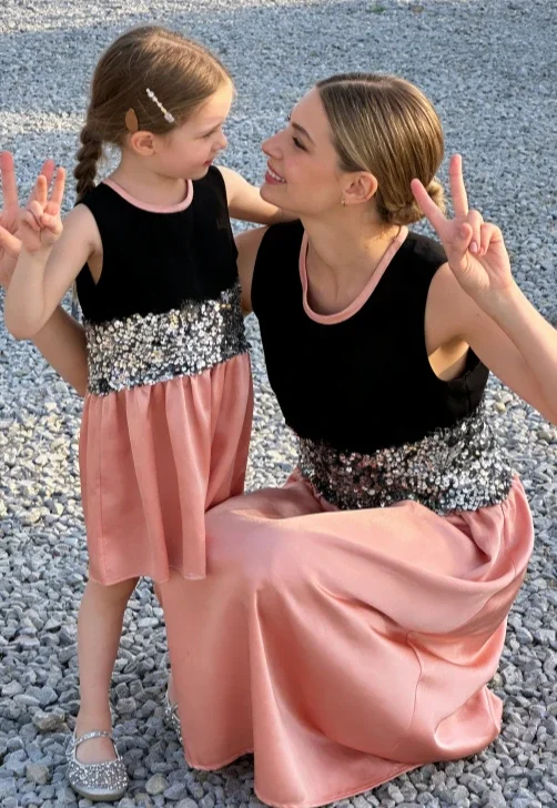 Элегантное вечернее платье во французском стиле для мамы и дочки, новинка лета 2026 года, милое и модное платье с пайетками для девочек
Элегантное вечернее платье во французском стиле для мамы и дочки, новинка лета 2026 года, милое и модное платье с пайетками для девочек