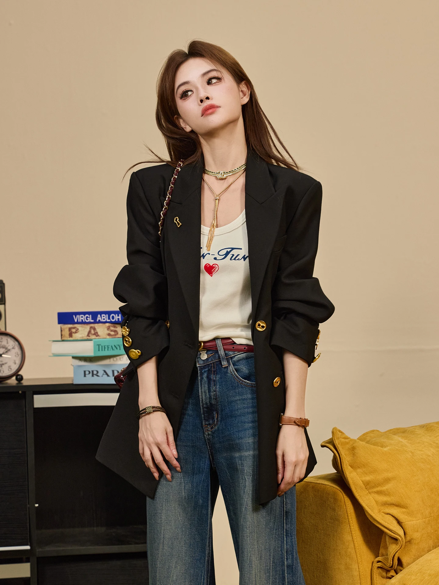 Женское пальто TUNT осенне-зимнее с цепочкой, высококачественными металлическими пуговицами, свободного кроя, с длинными рукавами и классическим воротником
Женское пальто TUNT осенне-зимнее с цепочкой, высококачественными металлическими пуговицами, свободного кроя, с длинными рукавами и классическим воротником