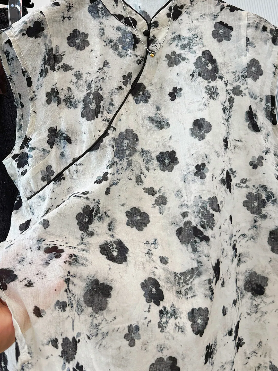 2026 Summer Women's Floral Print Shirt Thin Sleeveless Top Chinese National Style High Waist Loose Fit Casual Commute Wear
2026 Summer Women's Floral Print Shirt Thin Sleeveless Top Chinese National Style High Waist Loose Fit Casual Commute Wear