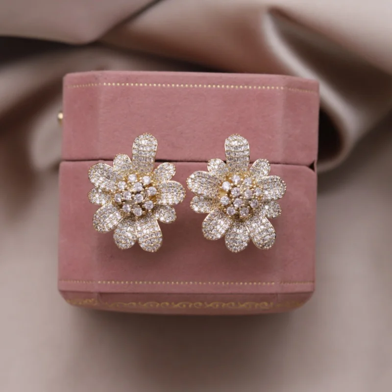 Korean new fashion jewelry 14K gold plated luxury zircon multi-layered flower earrings elegant women's evening party accessories
Korean new fashion jewelry 14K gold plated luxury zircon multi-layered flower earrings elegant women's evening party accessories