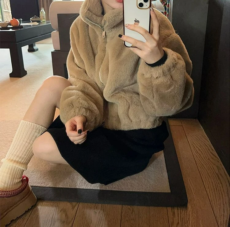 2025 Autumn and Winter New Coat Women's Plush Top Loose Stand-up Collar Short
2025 Autumn and Winter New Coat Women's Plush Top Loose Stand-up Collar Short