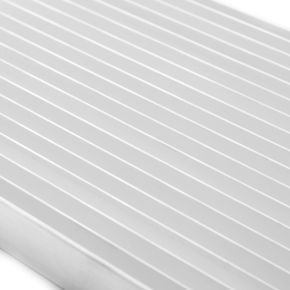 Алюминиевый радиатор 300 на 140 на 20 миллиметров для светодиодных ламп высокой мощности и оптимизированной тепловой производительности.
Алюминиевый радиатор 300 на 140 на 20 миллиметров для светодиодных ламп высокой мощности и оптимизированной тепловой производительности.