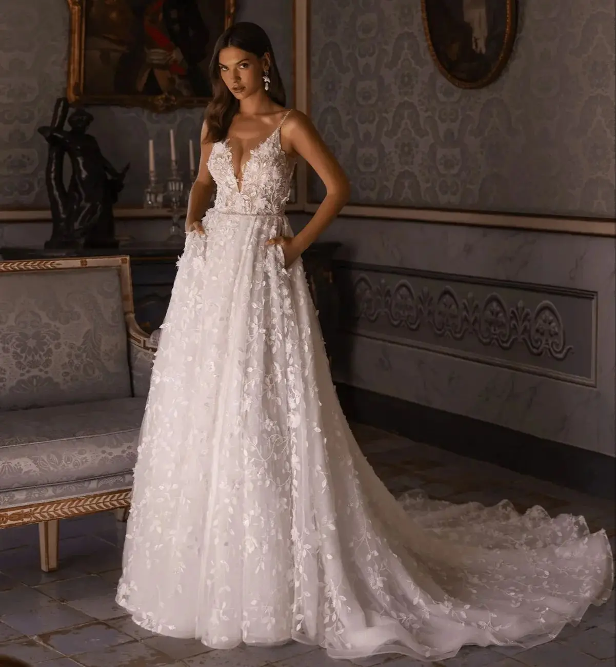 Charming A Line Wedding Dresses Lace Appliques Beads Sleeveless Bridal Gowns Vintage Floor Length Customized Vestidos De Mariee
Charming A Line Wedding Dresses Lace Appliques Beads Sleeveless Bridal Gowns Vintage Floor Length Customized Vestidos De Mariee