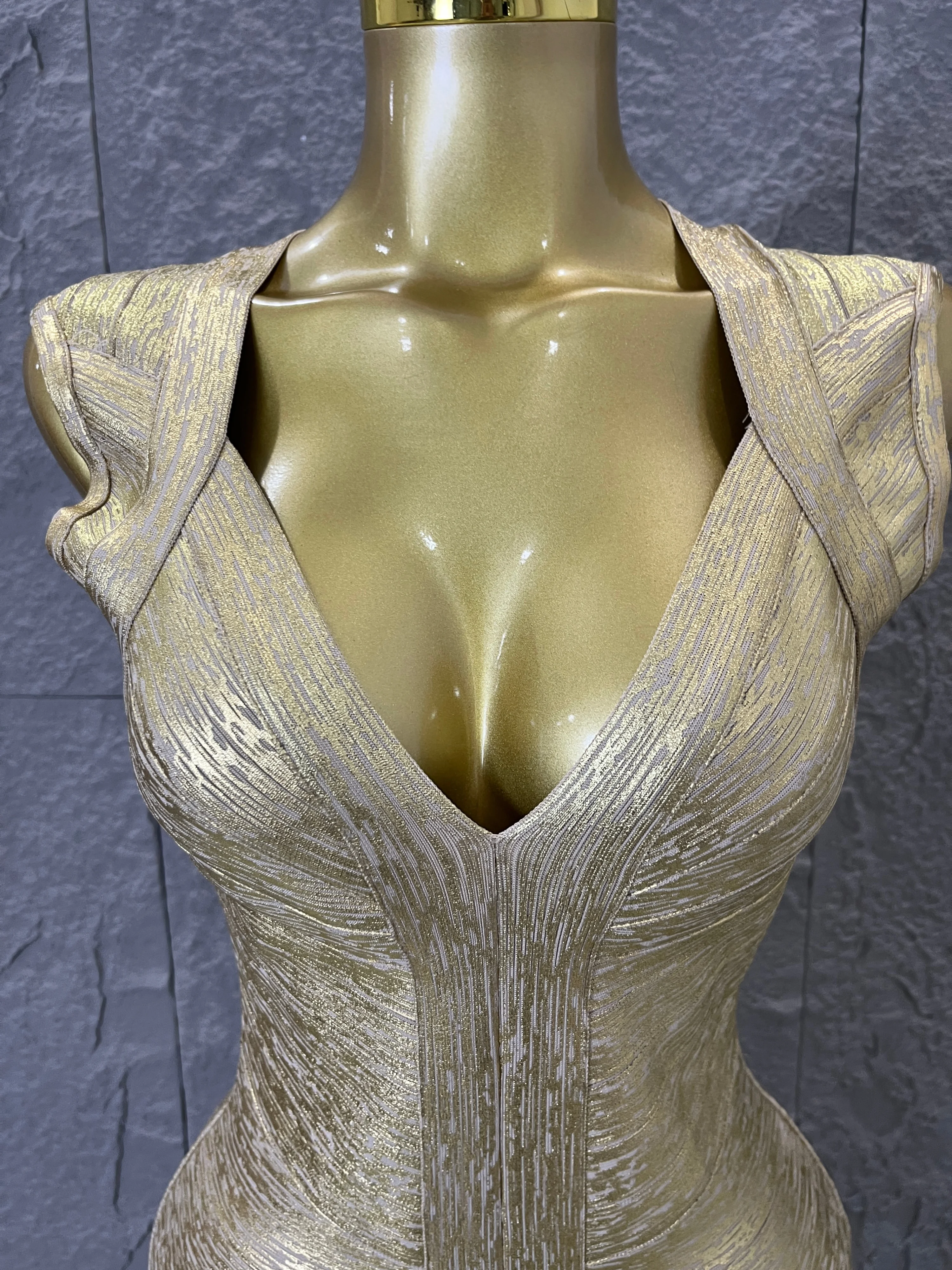 2026 Women Sexy Shiny Gold Bandage Cocktail Dress Deep V Neckline and Textured Fabric Ideal for Women Night Out Party Outfit
2026 Women Sexy Shiny Gold Bandage Cocktail Dress Deep V Neckline and Textured Fabric Ideal for Women Night Out Party Outfit