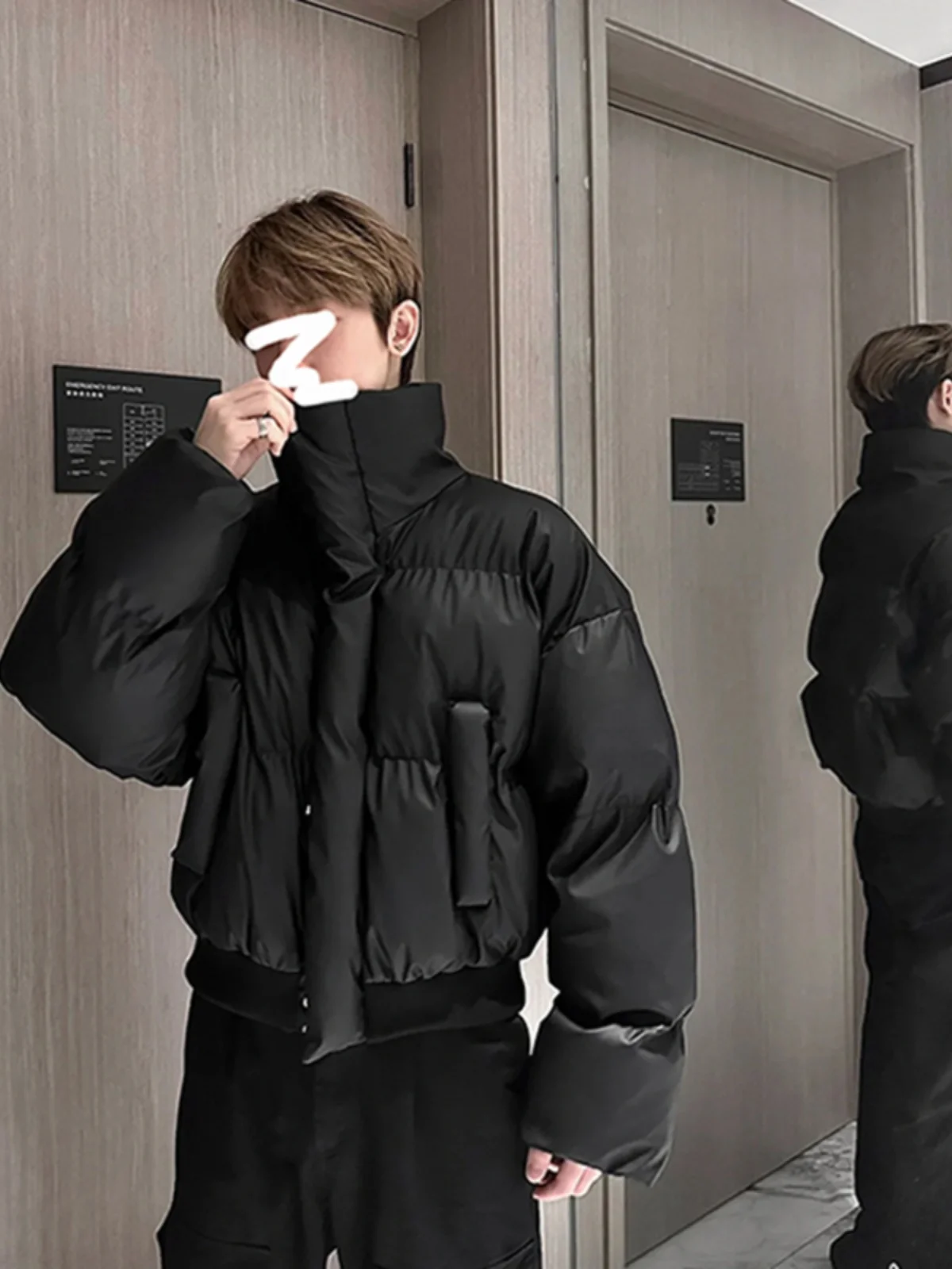 Cleanfit Men's Short PU Leather Jacket Thickened Stand Collar Bread Style Winter Coat Warm Pure Color Zipper Closure Casual
Cleanfit Men's Short PU Leather Jacket Thickened Stand Collar Bread Style Winter Coat Warm Pure Color Zipper Closure Casual