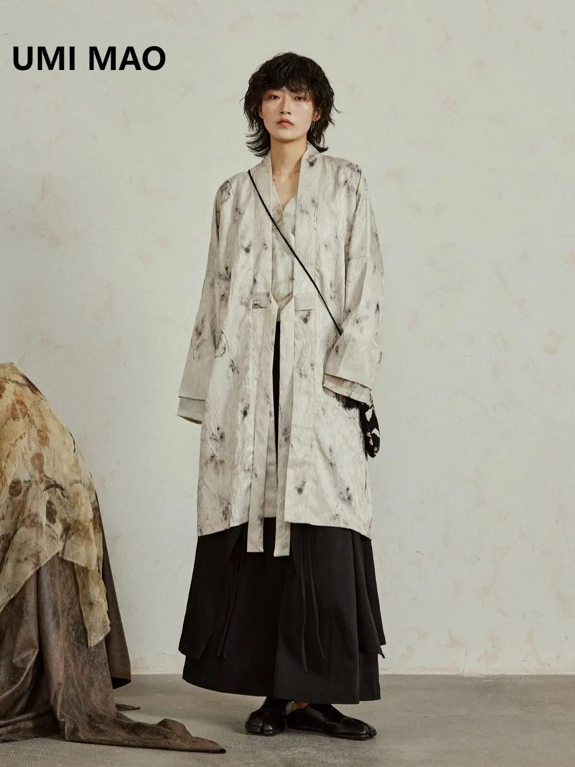 UMI MAO Niche Design Coat New Chinese Style Textured Mid-Length Cardigan Ink-Dyed Hanfu Jacket Femme Y2K
UMI MAO Niche Design Coat New Chinese Style Textured Mid-Length Cardigan Ink-Dyed Hanfu Jacket Femme Y2K