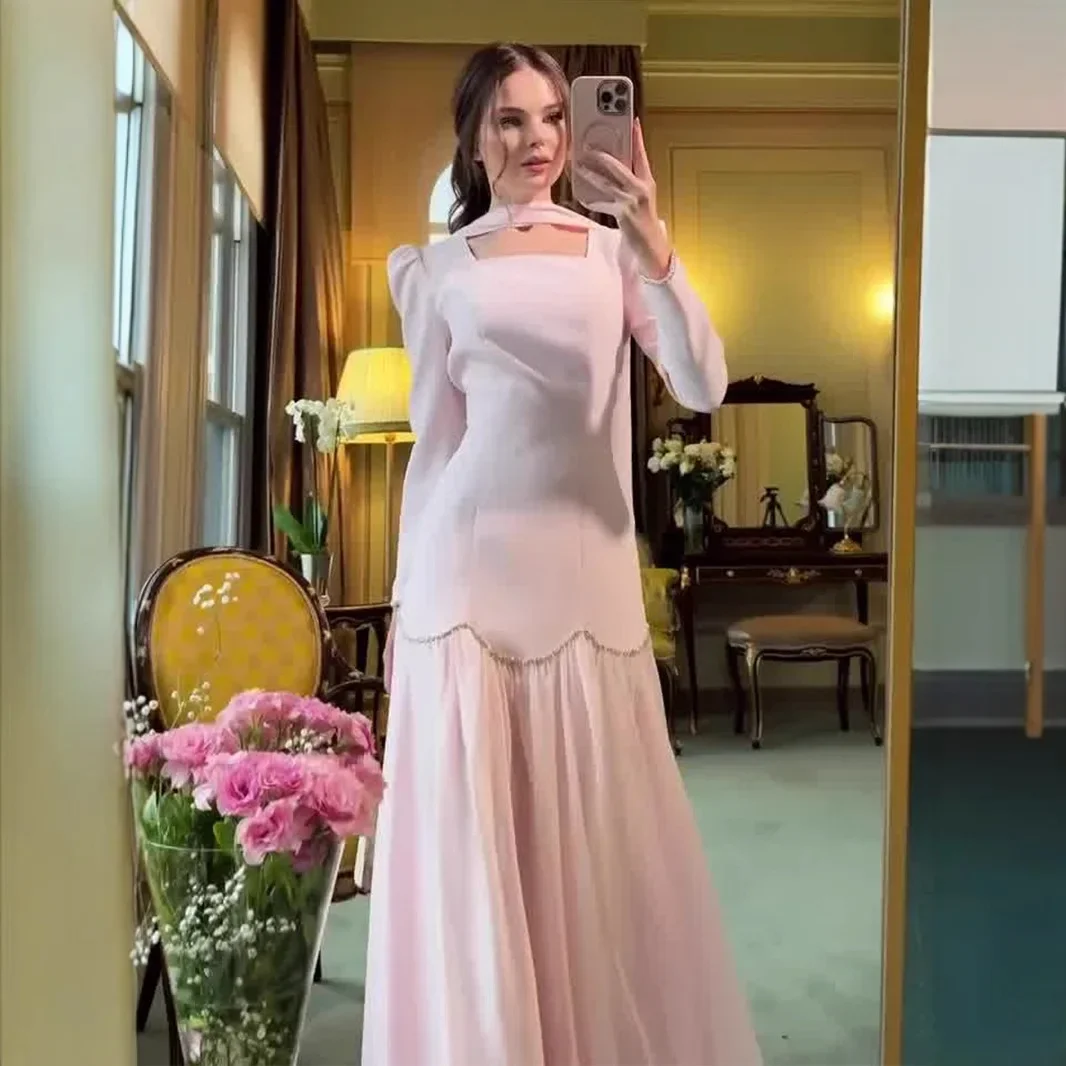New French-style spring dress, a ladylike figure-hugging dress with long sleeves, hand-set diamonds and decorative woven straps.
New French-style spring dress, a ladylike figure-hugging dress with long sleeves, hand-set diamonds and decorative woven straps.