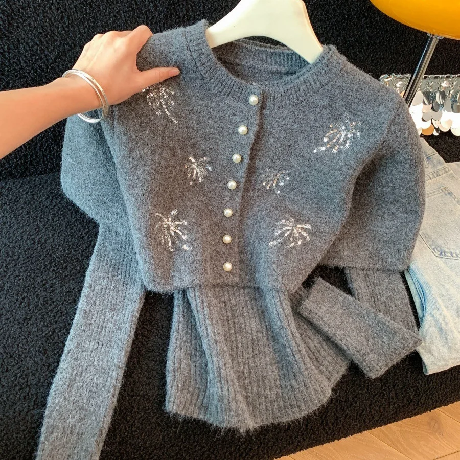 2025 Autumn and Winter New Temperament Retro Foreign Style Age Reduction Elegant Knitted Sweater Cape Shawl Design Two-piece
2025 Autumn and Winter New Temperament Retro Foreign Style Age Reduction Elegant Knitted Sweater Cape Shawl Design Two-piece