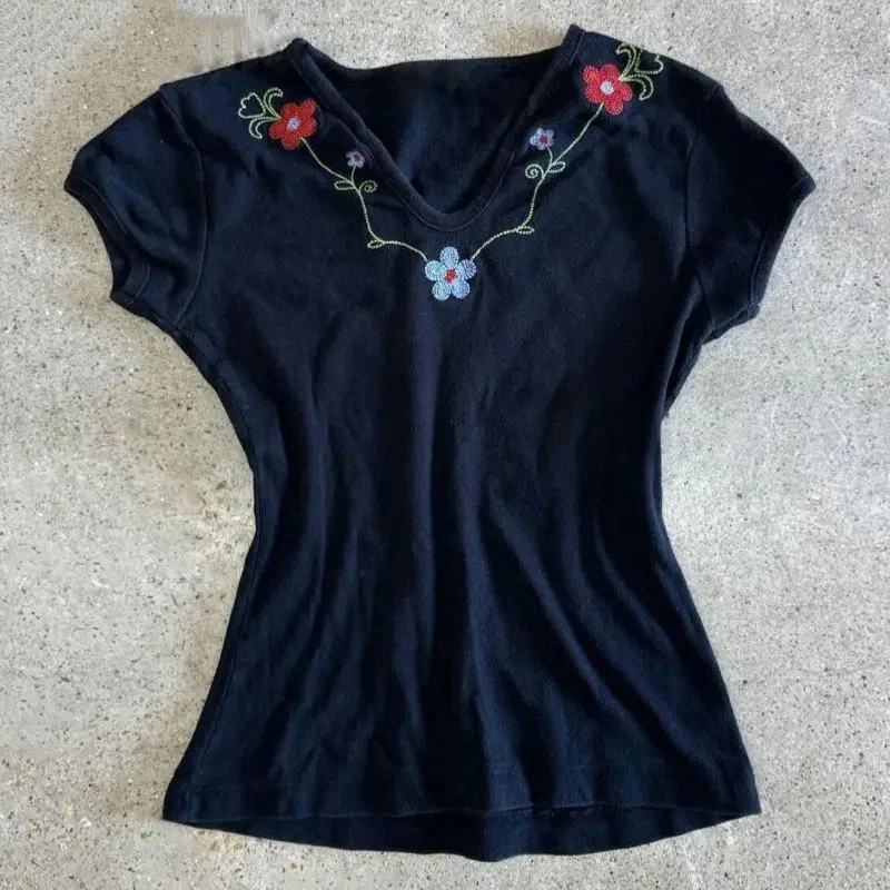 Винтажная женская футболка с коротким рукавом и v-образным вырезом, новинка 2025, облегающая талия, укороченный топ для девочек, милые футболки в стиле гранж Y2k
Винтажная женская футболка с коротким рукавом и v-образным вырезом, новинка 2025, облегающая талия, укороченный топ для девочек, милые футболки в стиле гранж Y2k