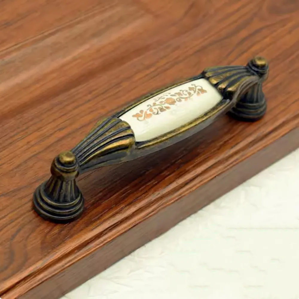 Керамические мебельные ручки в винтажном стиле, 128 мм, 96 мм, фарфоровые ручки для кухонного шкафа, ящика, бронзовая ручка ручки для комода, дверная ручка
Керамические мебельные ручки в винтажном стиле, 128 мм, 96 мм, фарфоровые ручки для кухонного шкафа, ящика, бронзовая ручка ручки для комода, дверная ручка