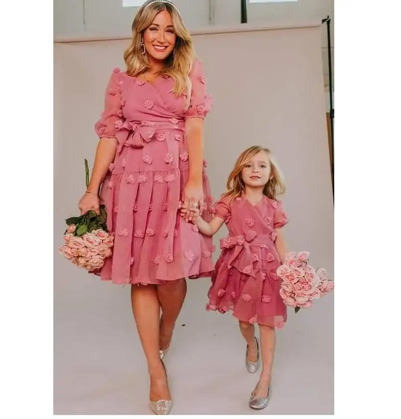 Custom Made Chiffon Mother and Daughter Dresses with 3D Flowers Half Sleeve Knee Length Mommy and Me Matching Dress 2025
Custom Made Chiffon Mother and Daughter Dresses with 3D Flowers Half Sleeve Knee Length Mommy and Me Matching Dress 2025