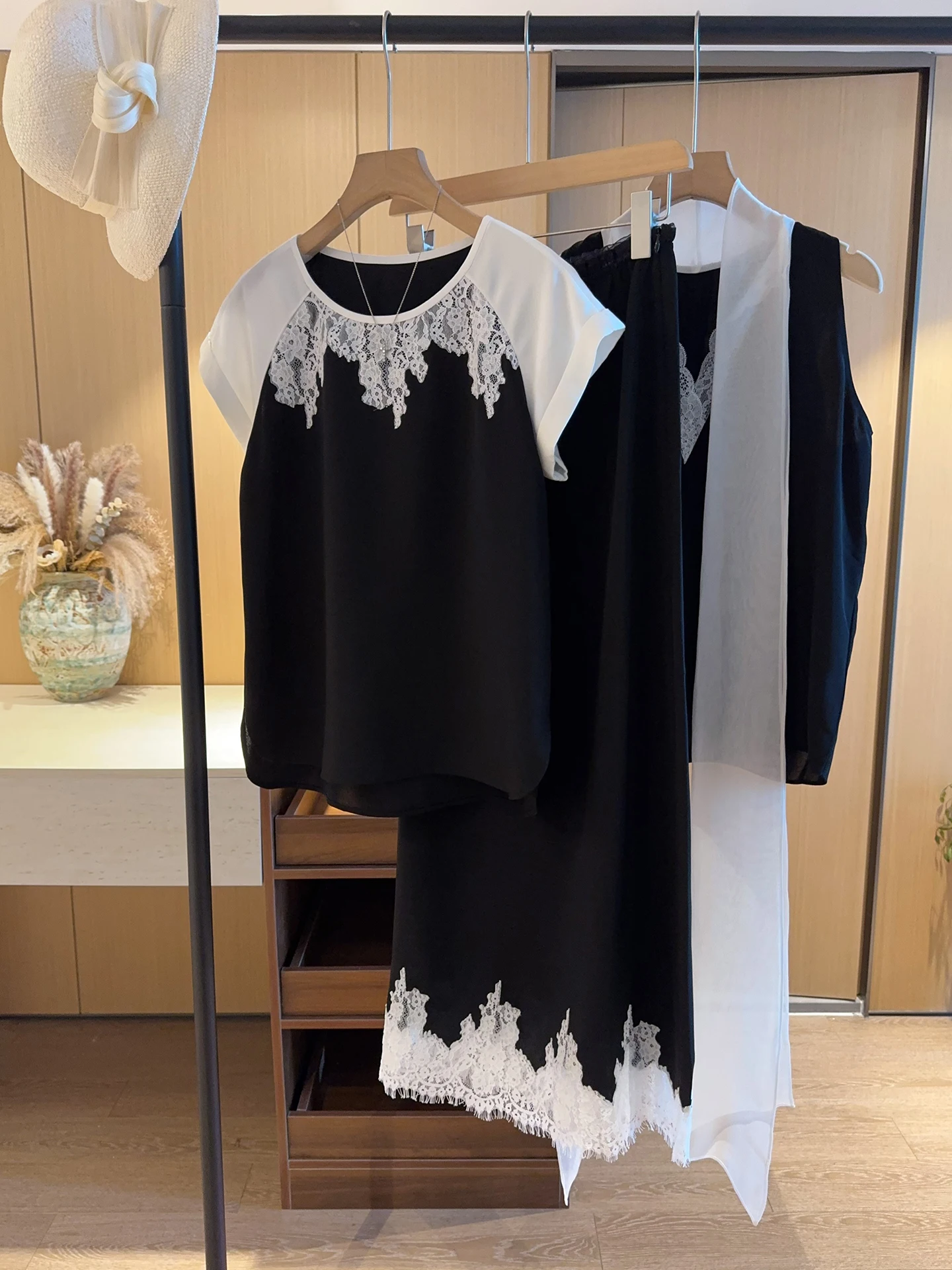 Romantic Lace Trim Silk Blend Short Sleeve T-Shirt Women's Top Gentle French Style Breathable Skin-Friendly round Neck Tee
Romantic Lace Trim Silk Blend Short Sleeve T-Shirt Women's Top Gentle French Style Breathable Skin-Friendly round Neck Tee