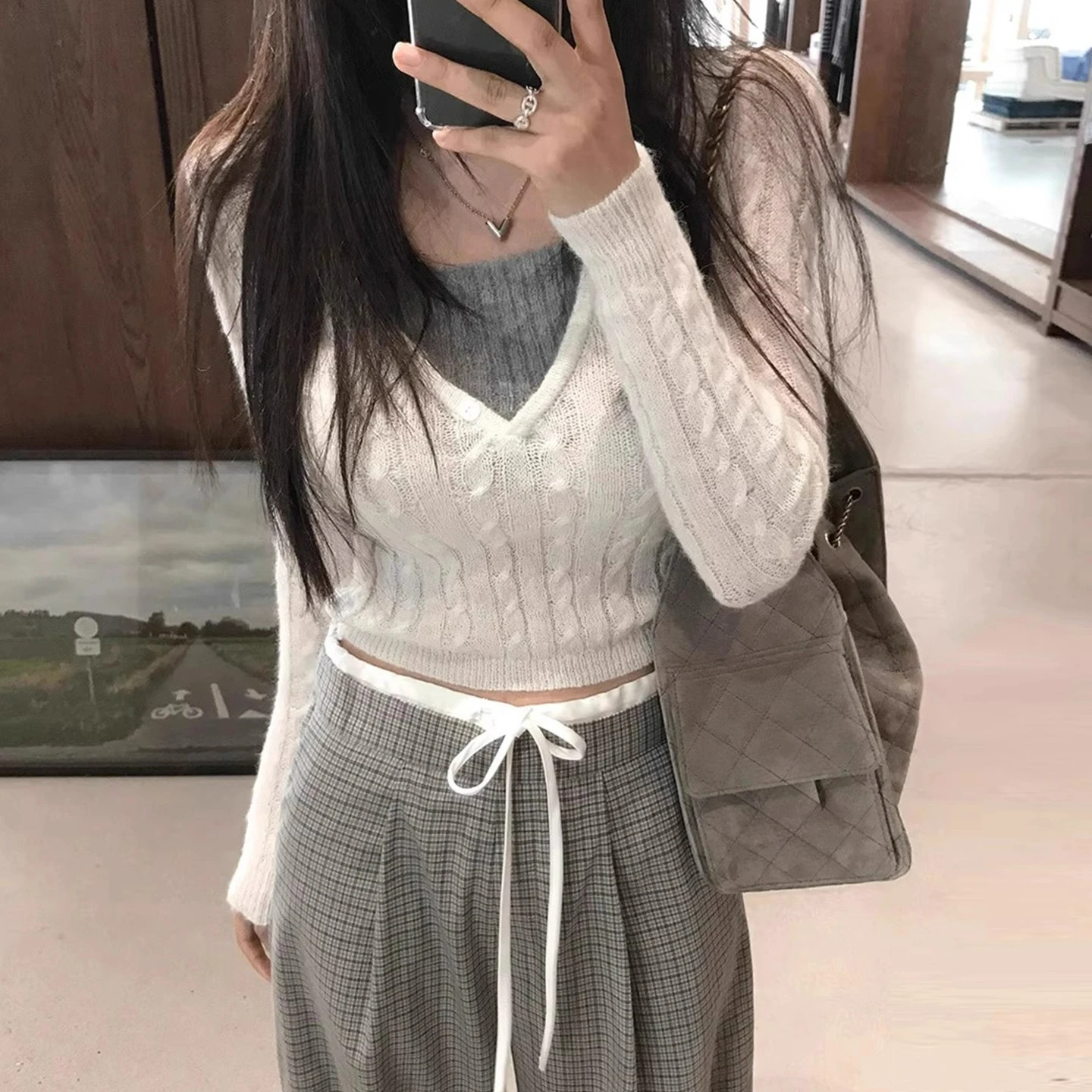 Korean Chic Autumn French Contrasting Color Splicing Fake Two-piece Slim Fit Long Sleeved Short Knit Sweater for Women
Korean Chic Autumn French Contrasting Color Splicing Fake Two-piece Slim Fit Long Sleeved Short Knit Sweater for Women