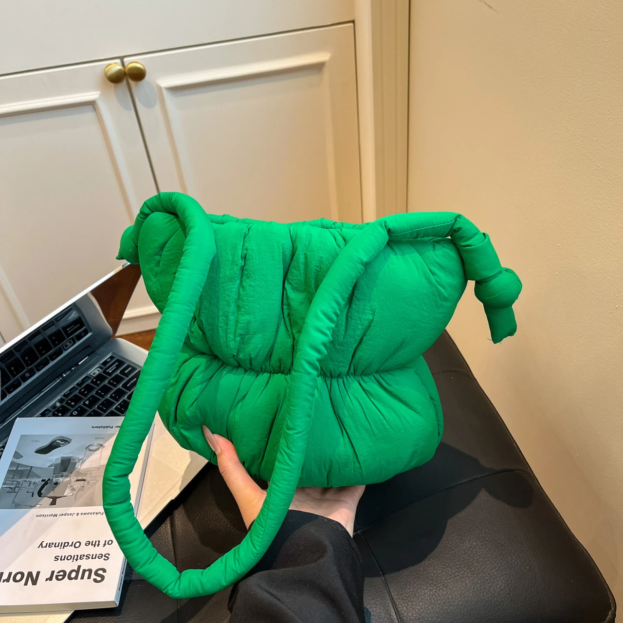 Дизайнерская плиссированная сумка, женская пышная сумка на плечо, 11 цветов, космическая хлопковая нейлоновая сумка через плечо, модная сумка-ведро, зимний кошелек
Дизайнерская плиссированная сумка, женская пышная сумка на плечо, 11 цветов, космическая хлопковая нейлоновая сумка через плечо, модная сумка-ведро, зимний кошелек