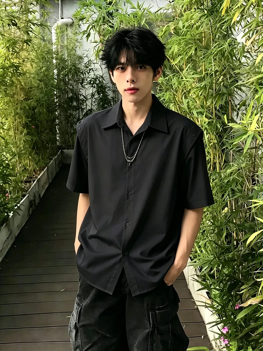 Black Metal Chain Design Men's Short Sleeve Ice Silk Shirt Casual Loose Fit Summer Fashionable And Cool-looking Top
Black Metal Chain Design Men's Short Sleeve Ice Silk Shirt Casual Loose Fit Summer Fashionable And Cool-looking Top