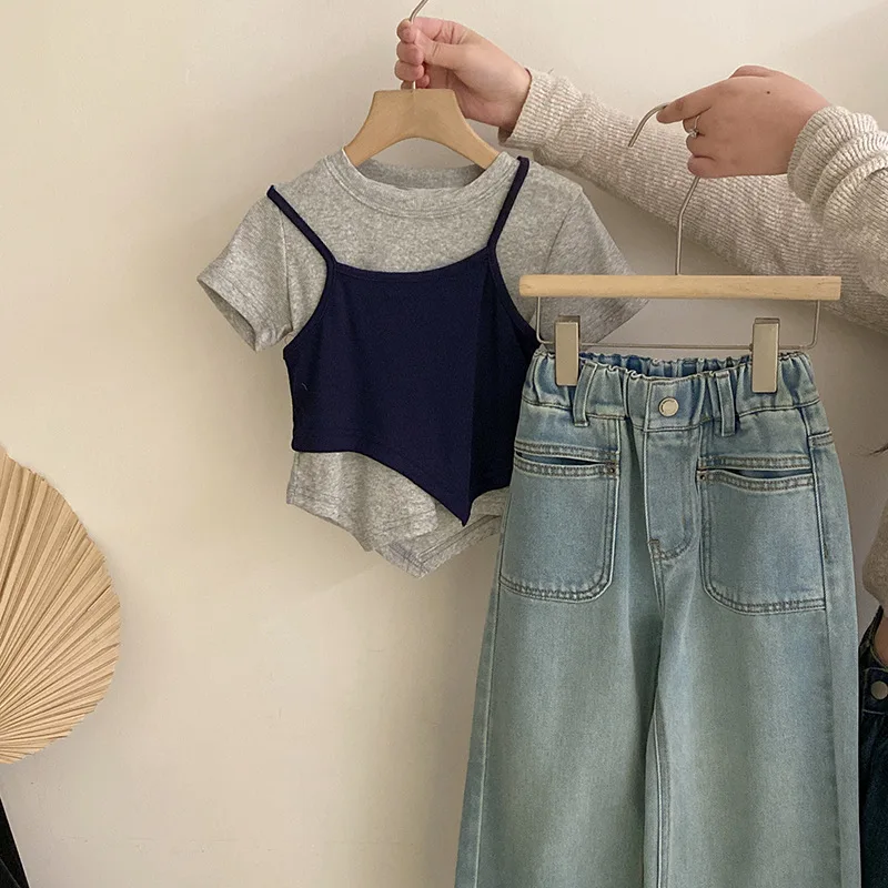 Girls Set 2025 Summer New Childrens Wear Korean Style Girl Baby Solid Color Halters Short Sleeved Wide-leg Jeans Three-piece
Girls Set 2025 Summer New Childrens Wear Korean Style Girl Baby Solid Color Halters Short Sleeved Wide-leg Jeans Three-piece