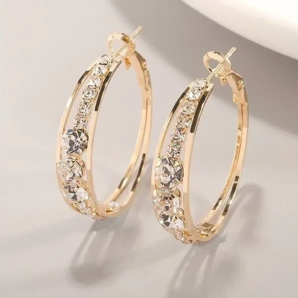 A pair of diamond-encrusted ring earrings, trendy and atmospheric, bright and eye-catching, suitable for various occasions, durable to wear, and good daily gifts
A pair of diamond-encrusted ring earrings, trendy and atmospheric, bright and eye-catching, suitable for various occasions, durable to wear, and good daily gifts