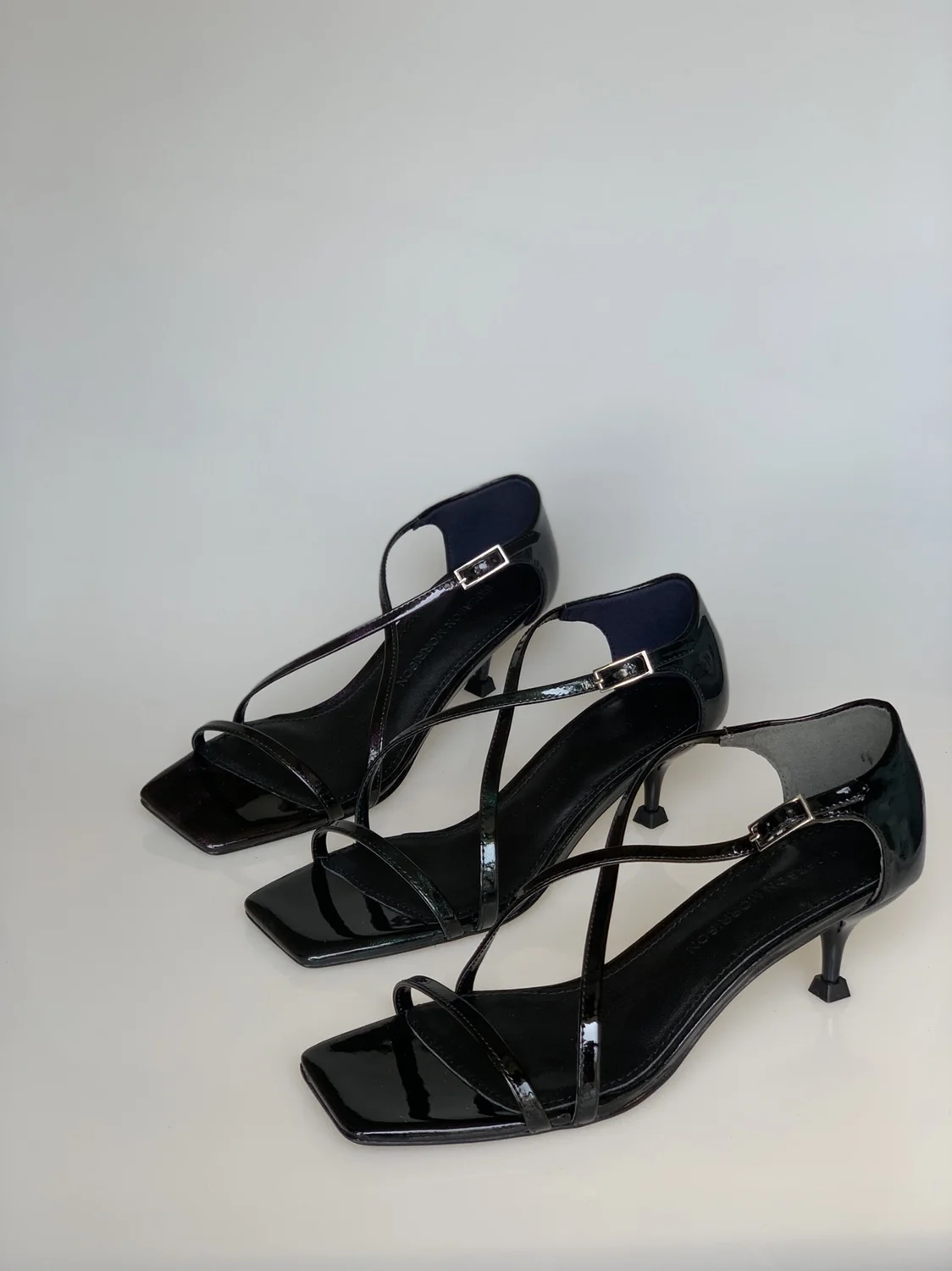 Italian High-end Women's Shoes Cat Heel Cross Strap Heel Square Toe Simple Sandals
Italian High-end Women's Shoes Cat Heel Cross Strap Heel Square Toe Simple Sandals