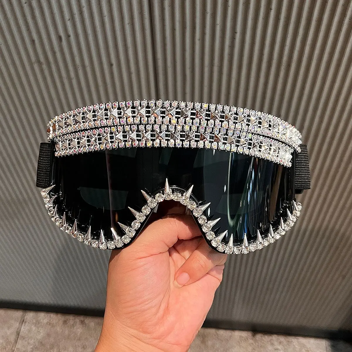 2025 Fashion designer rhinestone goggles men sunglasses luxury women windproof sunglasses
2025 Fashion designer rhinestone goggles men sunglasses luxury women windproof sunglasses