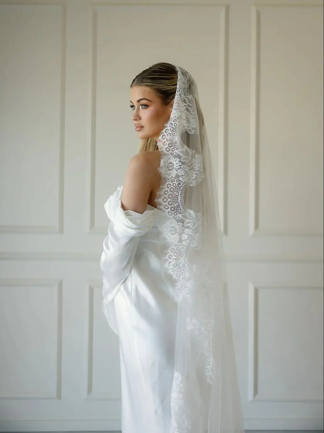 Свадебная фата Mantilla длиной собора с зубчатыми кружевными краями Элегантная одноярусная длинная свадебная фата с расческой (слоновая кость/белая) G77
Свадебная фата Mantilla длиной собора с зубчатыми кружевными краями Элегантная одноярусная длинная свадебная фата с расческой (слоновая кость/белая) G77