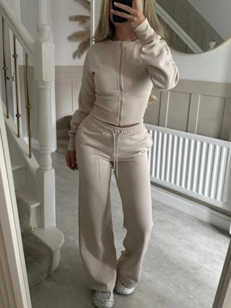 Women's Casual Sports Two-piece Set Autumn And Winter New Fashion Long-sleeved Zipper Cardigan Slim Top With Straight Pants Suit
Women's Casual Sports Two-piece Set Autumn And Winter New Fashion Long-sleeved Zipper Cardigan Slim Top With Straight Pants Suit