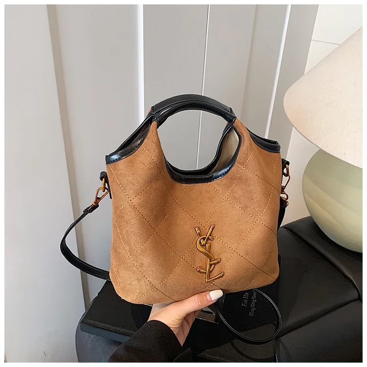 Французская элегантная сумочка с цепочкой из черного золота — вневременный дизайнерский кошелек для женщин, офиса и вечера
Французская элегантная сумочка с цепочкой из черного золота — вневременный дизайнерский кошелек для женщин, офиса и вечера