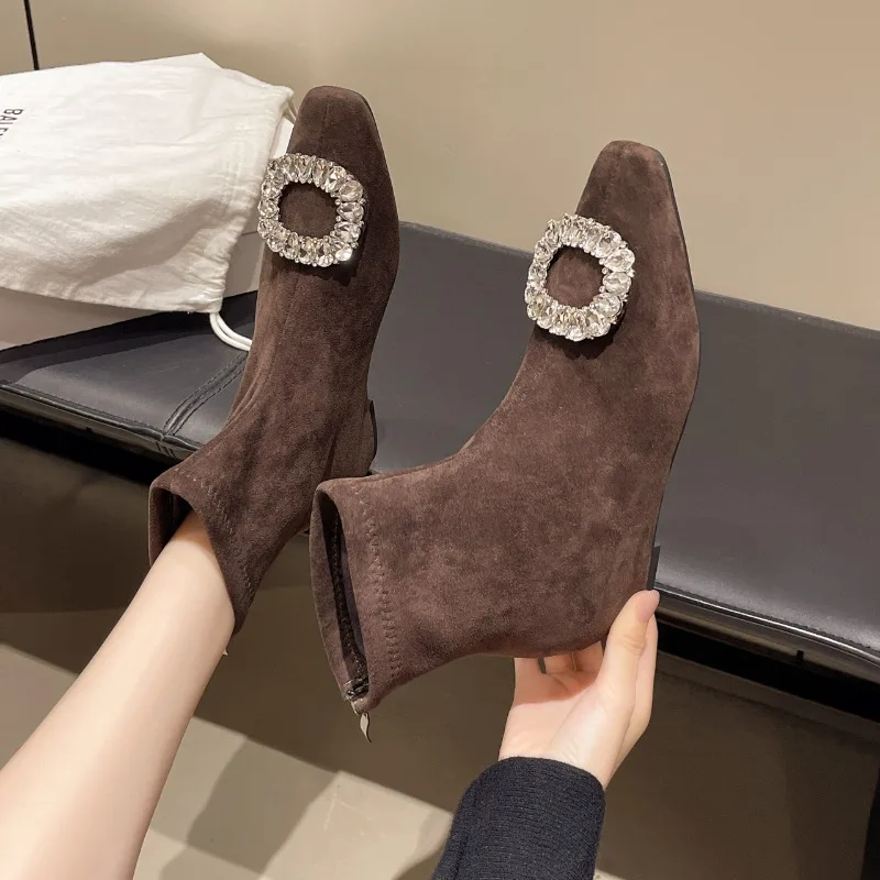 2025 г., женская обувь высокого качества, женские ботинки без шнуровки, модные однотонные современные ботинки с кристаллами, женские пикантные ботинки до середины икры с острым носком
2025 г., женская обувь высокого качества, женские ботинки без шнуровки, модные однотонные современные ботинки с кристаллами, женские пикантные ботинки до середины икры с острым носком