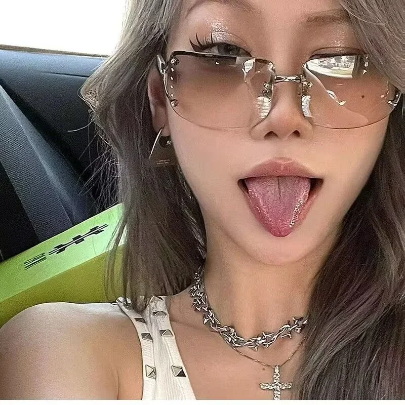 Новые солнцезащитные очки Y2K, темные очки, бриллиантовое покрытие, безрамный вогнутый дизайн Millennium Spicy Girl, солнцезащитный козырек, технологии будущего
Новые солнцезащитные очки Y2K, темные очки, бриллиантовое покрытие, безрамный вогнутый дизайн Millennium Spicy Girl, солнцезащитный козырек, технологии будущего
