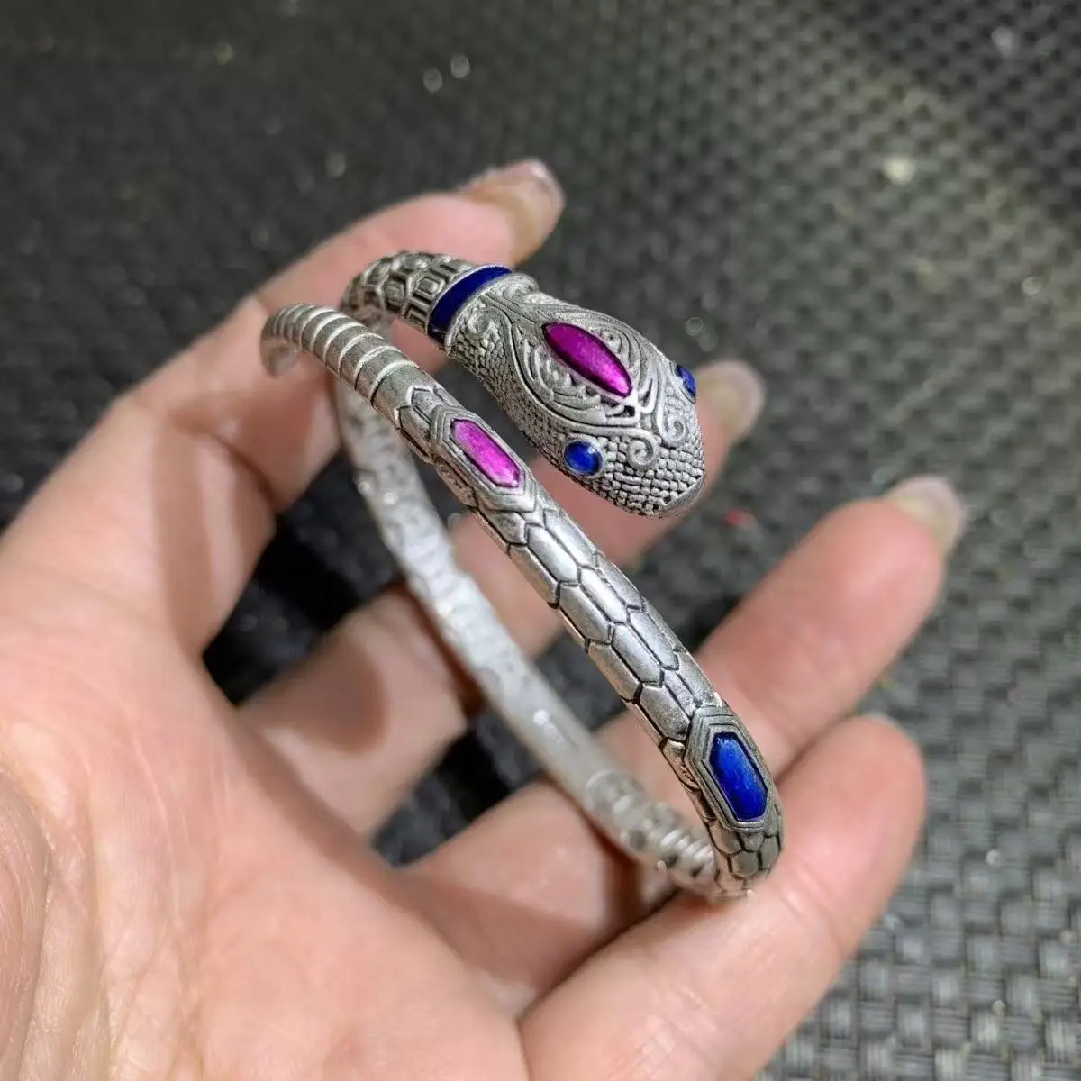 Handmade Traditional Craftsmanship Retro Silver Bracelet Zodiac Snakehead Fashion Bracelet and Open Bracelet
Handmade Traditional Craftsmanship Retro Silver Bracelet Zodiac Snakehead Fashion Bracelet and Open Bracelet