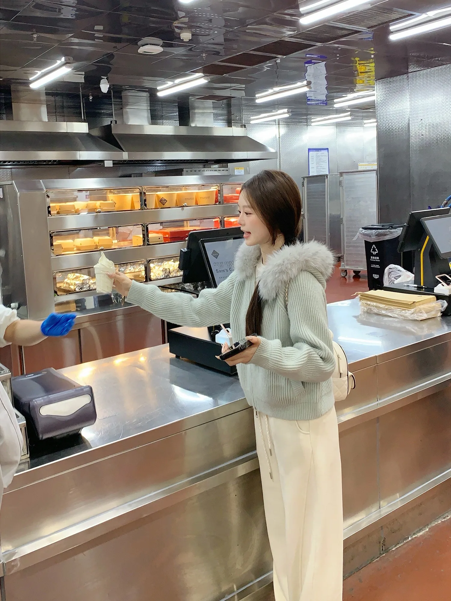 Женский зимний свитер с капюшоном и отстегивающимся меховым воротником, повседневный, свободного кроя, теплый, комфортный, из смесового нейлона и полиэстера
Женский зимний свитер с капюшоном и отстегивающимся меховым воротником, повседневный, свободного кроя, теплый, комфортный, из смесового нейлона и полиэстера