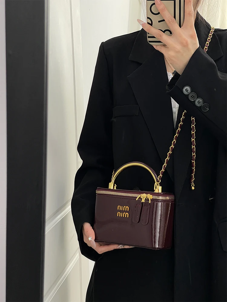 Light luxury designer high-end patent leather glossy box small bag female 2025 new wild fashion handbag chain messenger bag
Light luxury designer high-end patent leather glossy box small bag female 2025 new wild fashion handbag chain messenger bag
