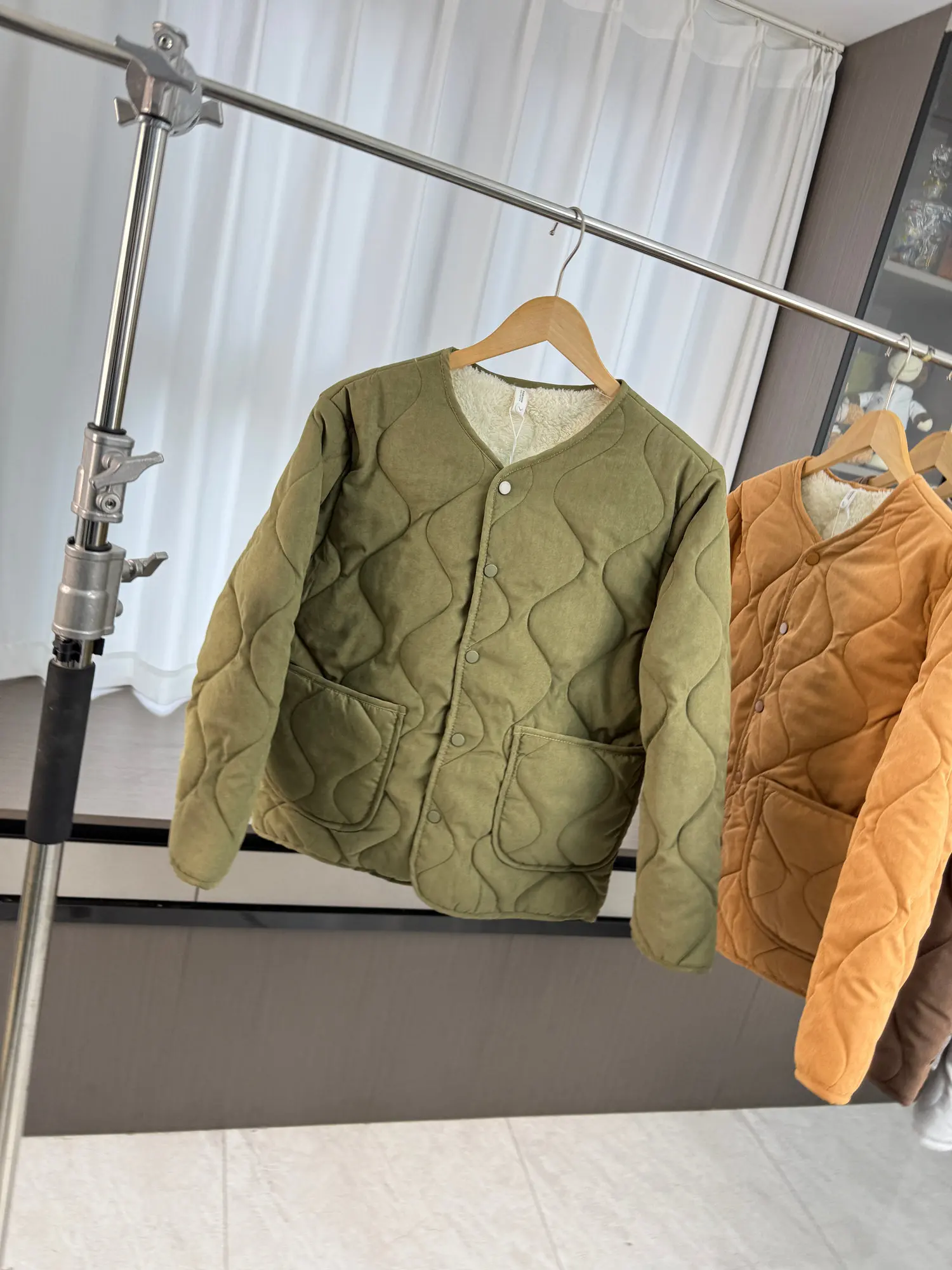 Пальто свободного кроя для молодежи из хлопка с вставками из овечьего меха, ромбовидным узором, теплое, комфортное, без воротника, с длинными рукавами
Пальто свободного кроя для молодежи из хлопка с вставками из овечьего меха, ромбовидным узором, теплое, комфортное, без воротника, с длинными рукавами