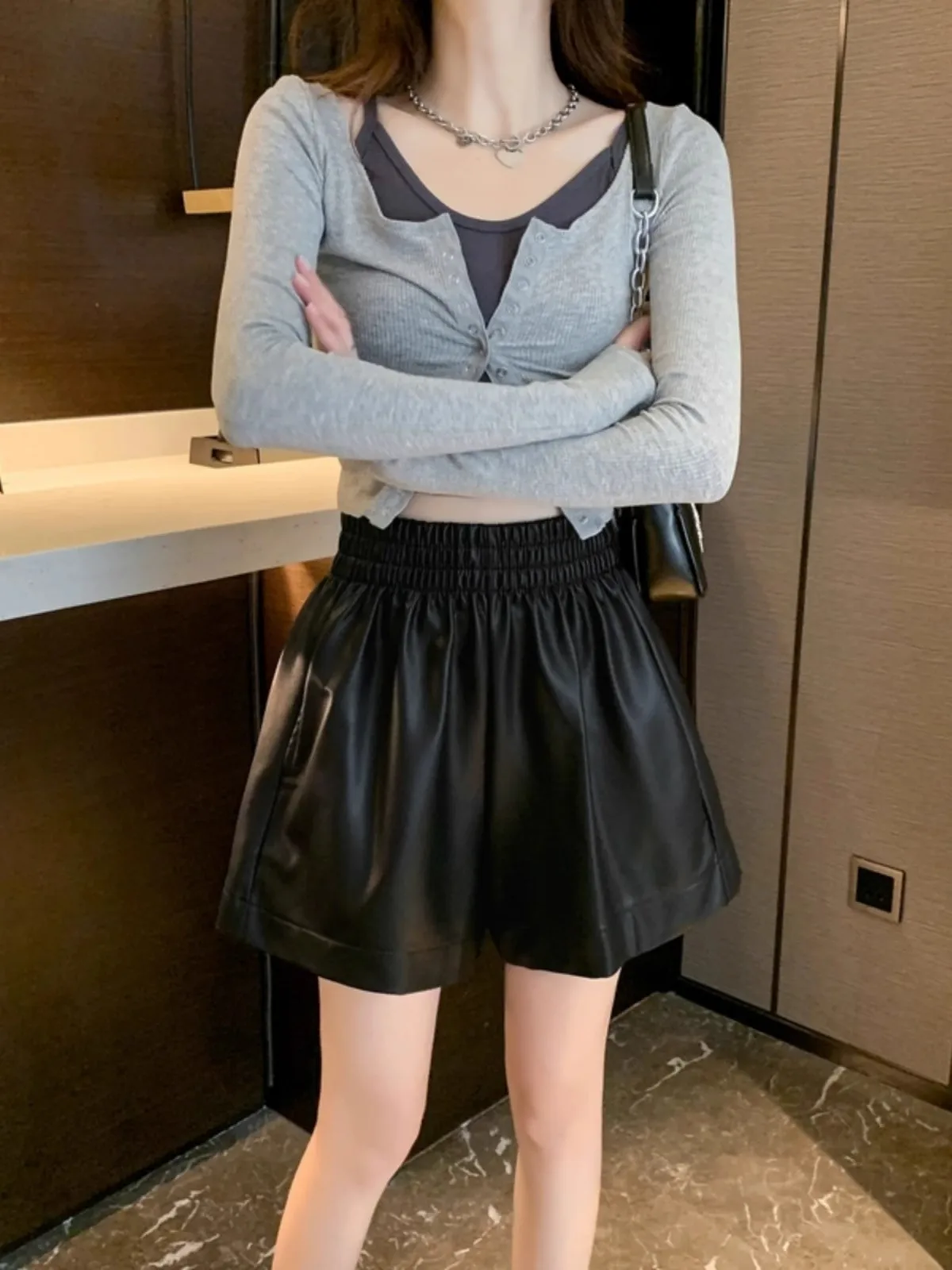 plus Size Women's High Waist A-Line Short Pants Black PU Leather Boot Cut Casual Trousers Spring Autumn New Arrival
plus Size Women's High Waist A-Line Short Pants Black PU Leather Boot Cut Casual Trousers Spring Autumn New Arrival