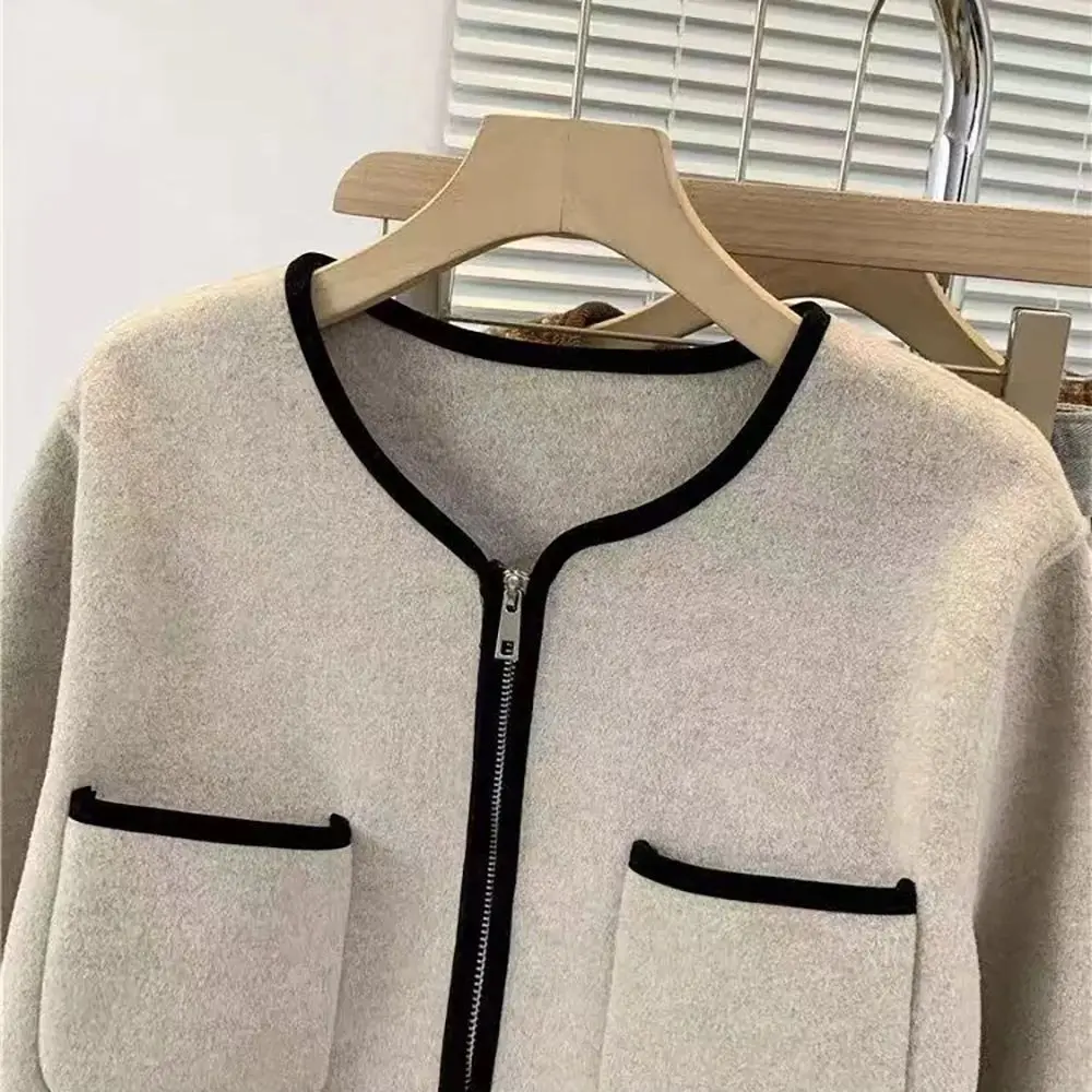 Women Short Jackets Korean Style Round Neck Zip-Up Long Sleeve Pearl Velvet Coats Elegant Lady Autumn Outerwear Tops
Women Short Jackets Korean Style Round Neck Zip-Up Long Sleeve Pearl Velvet Coats Elegant Lady Autumn Outerwear Tops