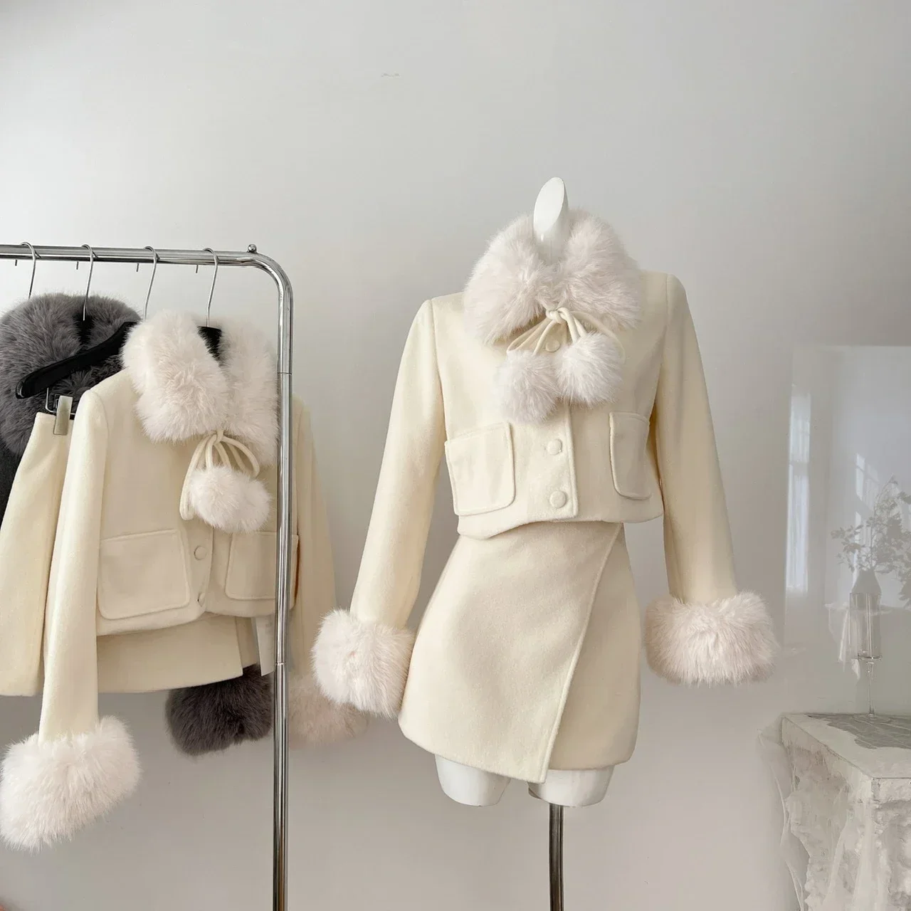 2024 New Elegant Advanced Style Fashionable Temperature Fur Gold High-end Wool Double-sided Woolen Suit for Women
2024 New Elegant Advanced Style Fashionable Temperature Fur Gold High-end Wool Double-sided Woolen Suit for Women