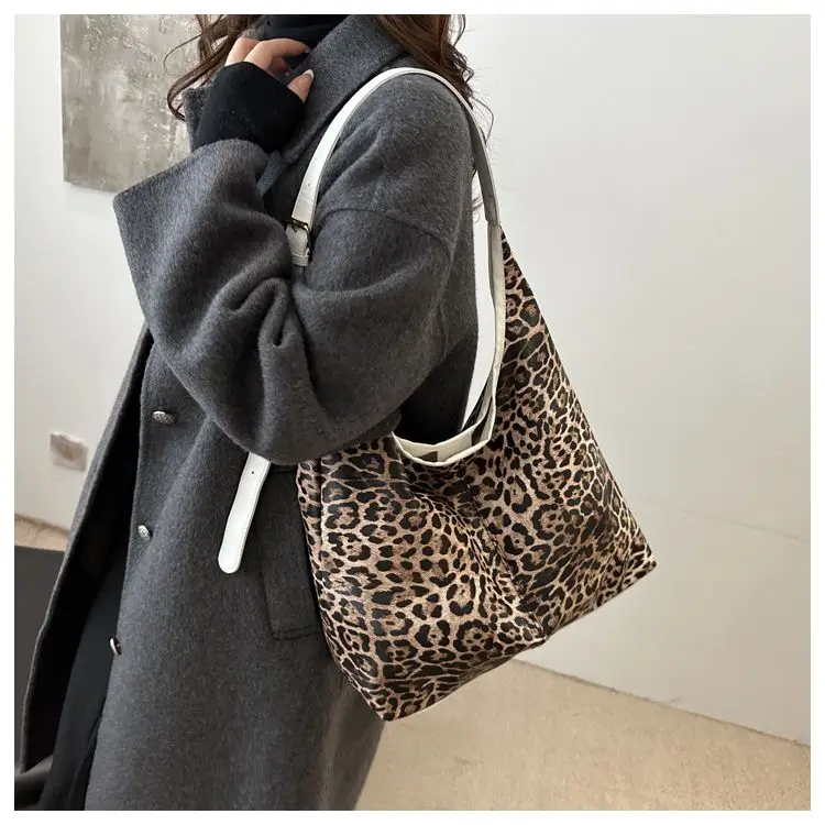 Fashion Leopard Print Large Capacity Personalized Shopping Bag Ladies Fashion Underarm Shoulder Storage Bag Portable Outing
Fashion Leopard Print Large Capacity Personalized Shopping Bag Ladies Fashion Underarm Shoulder Storage Bag Portable Outing