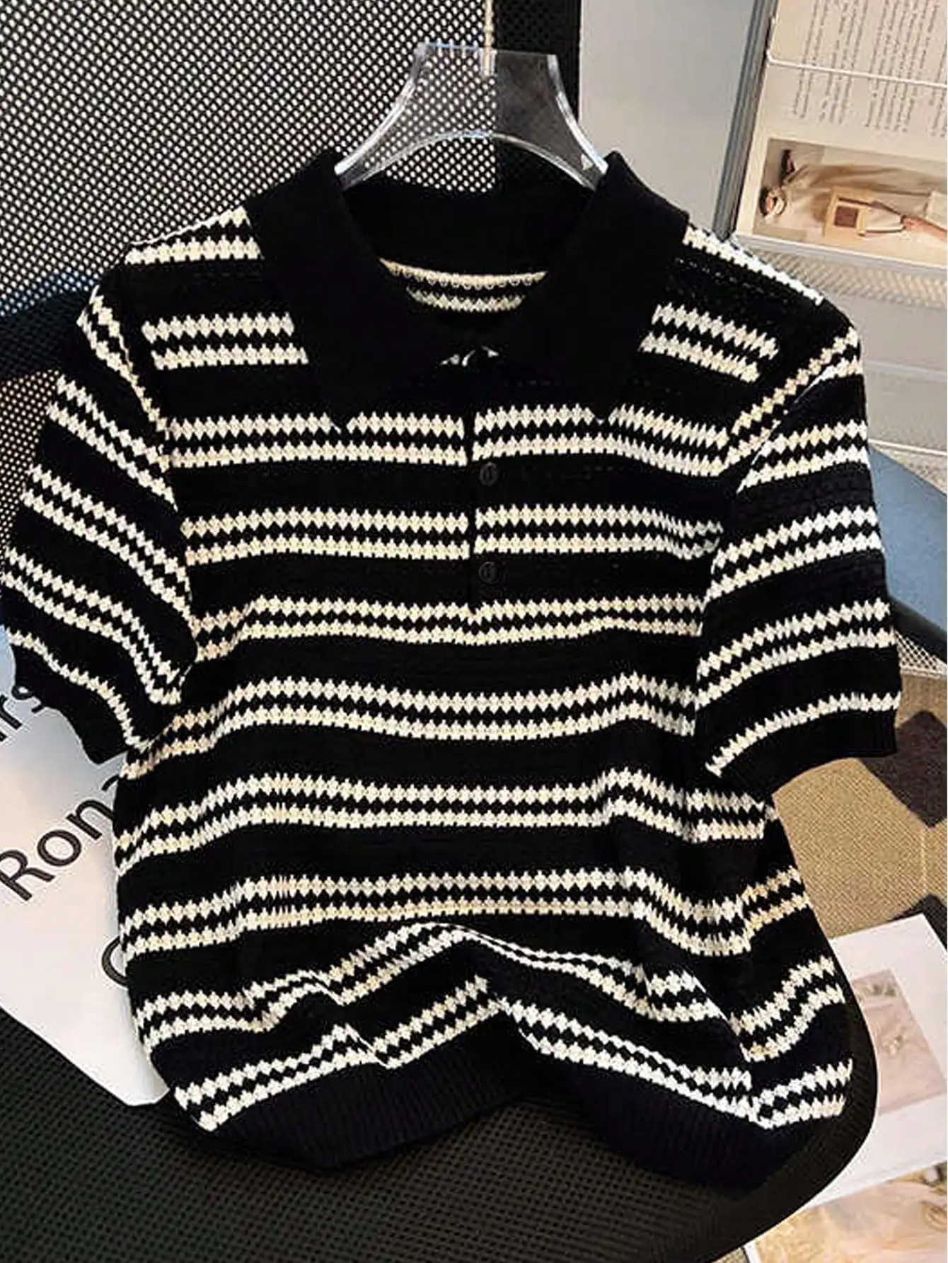 Мужской трикотажный поло-свитер с коротким рукавом в полоску, повседневная одежда для ежедневной носки
Мужской трикотажный поло-свитер с коротким рукавом в полоску, повседневная одежда для ежедневной носки