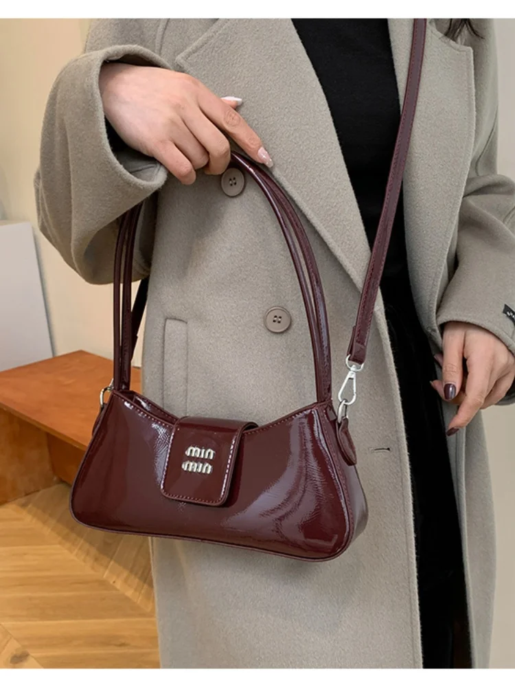 Легкая роскошная высококачественная женская сумка на плечо из лакированной кожи, новинка осени и зимы 2025 года, универсальная сумка на одно плечо под мышками
Легкая роскошная высококачественная женская сумка на плечо из лакированной кожи, новинка осени и зимы 2025 года, универсальная сумка на одно плечо под мышками