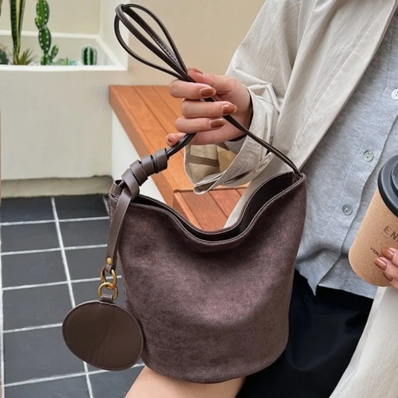 Замшевая сумка-ведро в стиле ретро для женщин осенью и зимой 2026, модная сумка на одно плечо подмышками, универсальная дорожная сумка
Замшевая сумка-ведро в стиле ретро для женщин осенью и зимой 2026, модная сумка на одно плечо подмышками, универсальная дорожная сумка