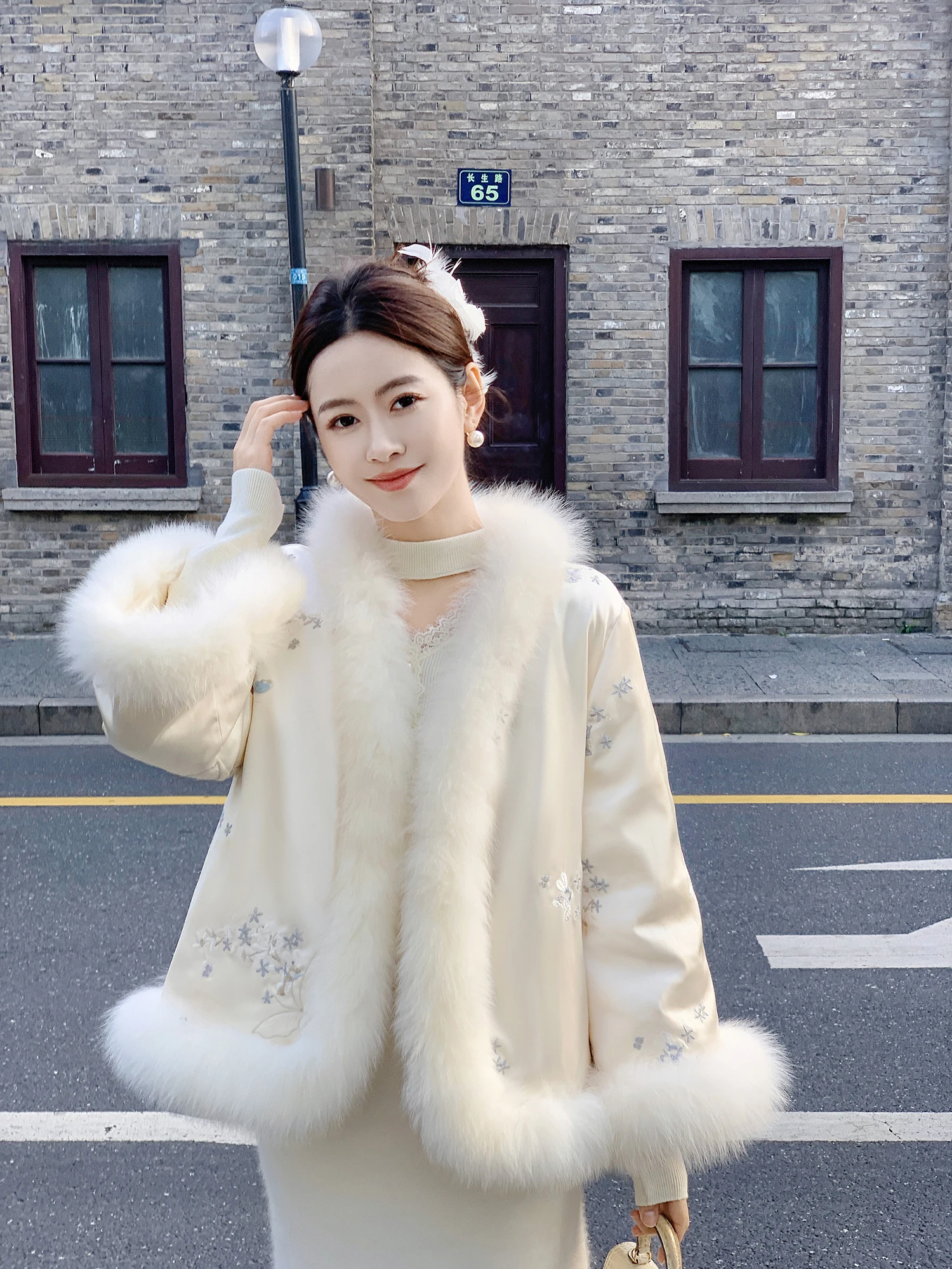Новая женская зимняя теплая верхняя одежда из пуха с меховым воротником в китайском стиле, свободного кроя, для дома и отдыха
Новая женская зимняя теплая верхняя одежда из пуха с меховым воротником в китайском стиле, свободного кроя, для дома и отдыха