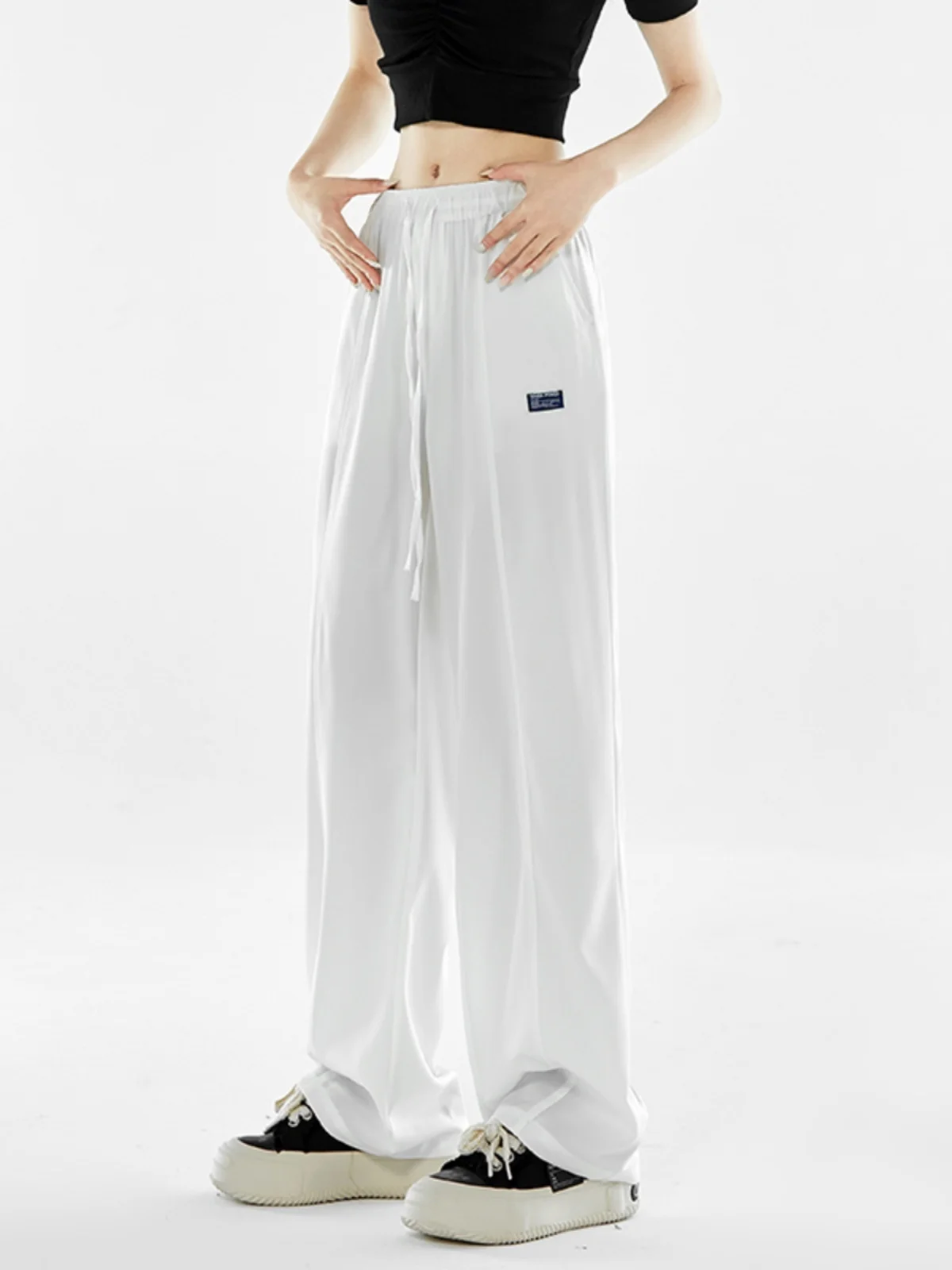 Мужские летние повседневные брюки из ледяного шелка: тонкие, прямые, спортивные, свободного кроя, модные, дышащие, комфортные
Мужские летние повседневные брюки из ледяного шелка: тонкие, прямые, спортивные, свободного кроя, модные, дышащие, комфортные