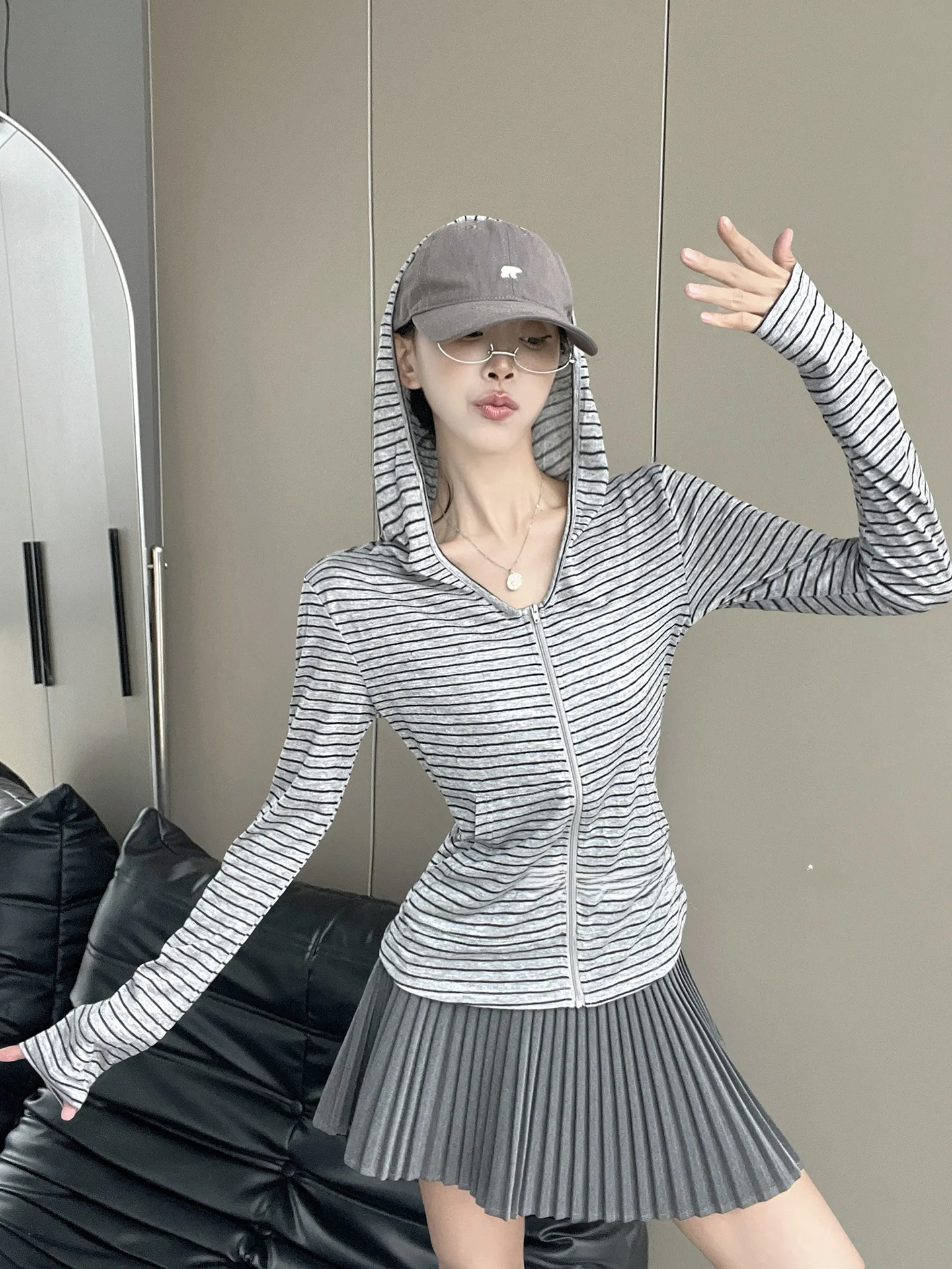 Женский модный укороченный кардиган Slim Fit с капюшоном на молнии, в полоску, с защитой от УФ-излучения, весна 2026
Женский модный укороченный кардиган Slim Fit с капюшоном на молнии, в полоску, с защитой от УФ-излучения, весна 2026