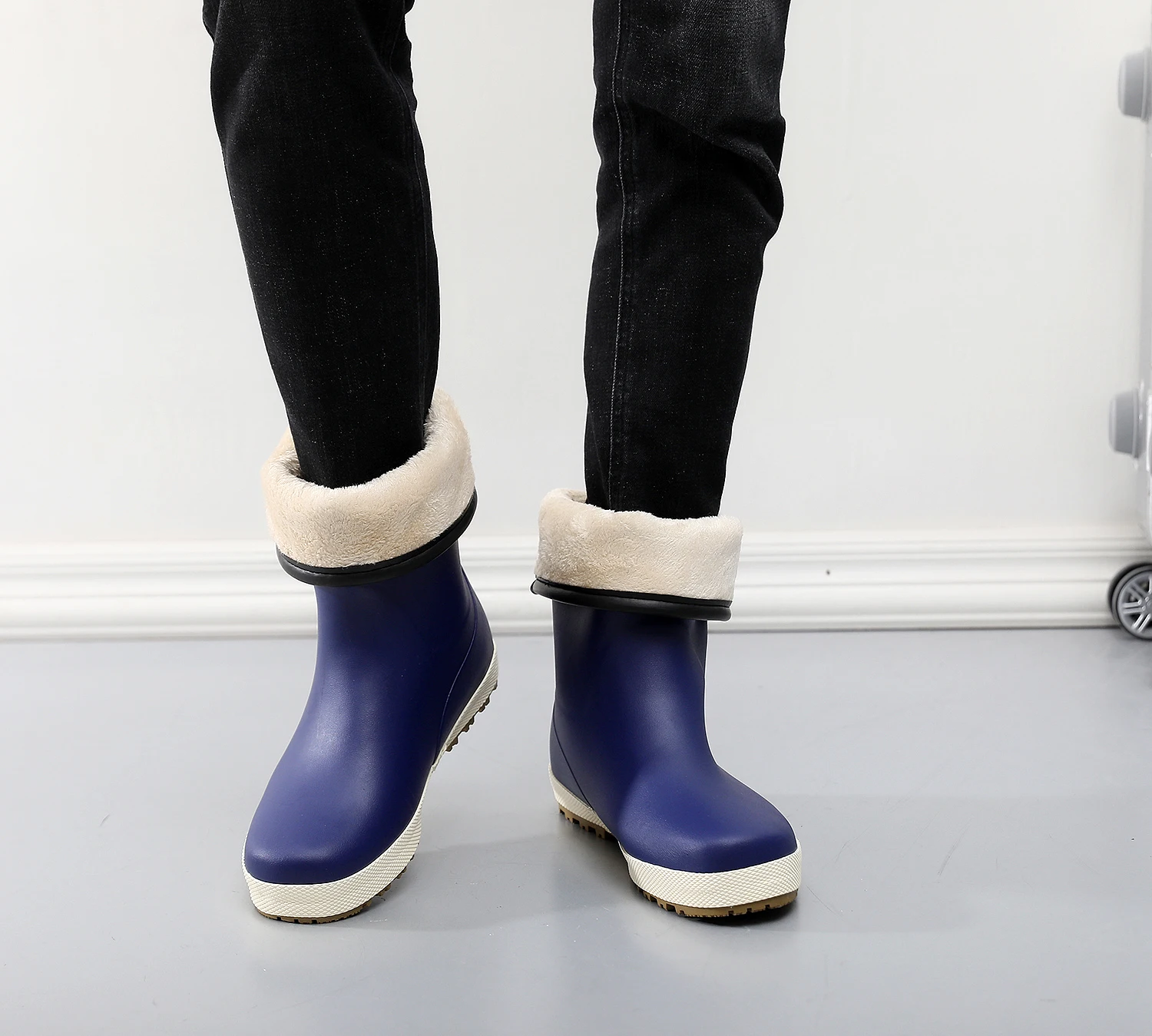 Men's fleece-lined rain shoes, rubber rain boots, mid-calf water shoes for autumn and winter, warm-keeping rain boots.
Men's fleece-lined rain shoes, rubber rain boots, mid-calf water shoes for autumn and winter, warm-keeping rain boots.