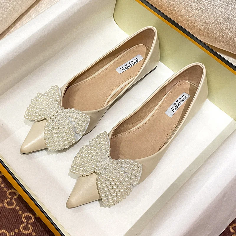 Новые женские туфли: модные повседневные лоферы без застежек с жемчужным бантом
Новые женские туфли: модные повседневные лоферы без застежек с жемчужным бантом