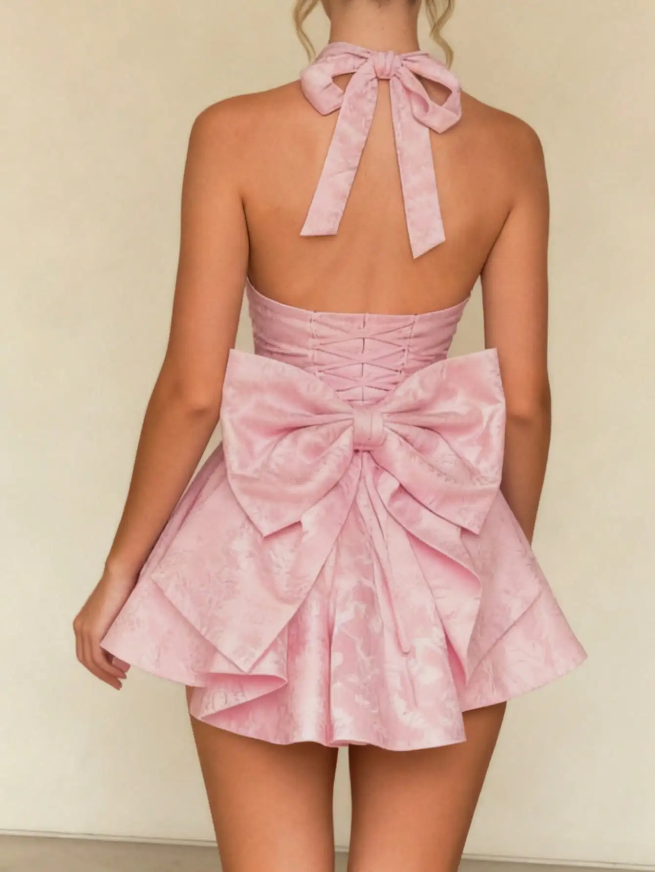 Розовое жаккардовое мини-платье А-силуэта с открытой спиной, завязками на шее и большим бантом, для вечеринок и свиданий
Розовое жаккардовое мини-платье А-силуэта с открытой спиной, завязками на шее и большим бантом, для вечеринок и свиданий