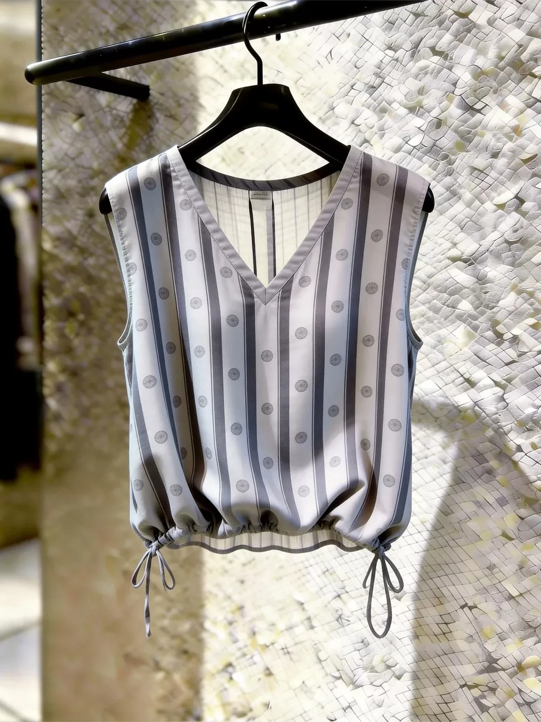 Summer Sleeveless V-Neck Striped Top Drawstring Slimming High-End Feelings Korean Style Commute Straight Cut Silk Shirt
Summer Sleeveless V-Neck Striped Top Drawstring Slimming High-End Feelings Korean Style Commute Straight Cut Silk Shirt