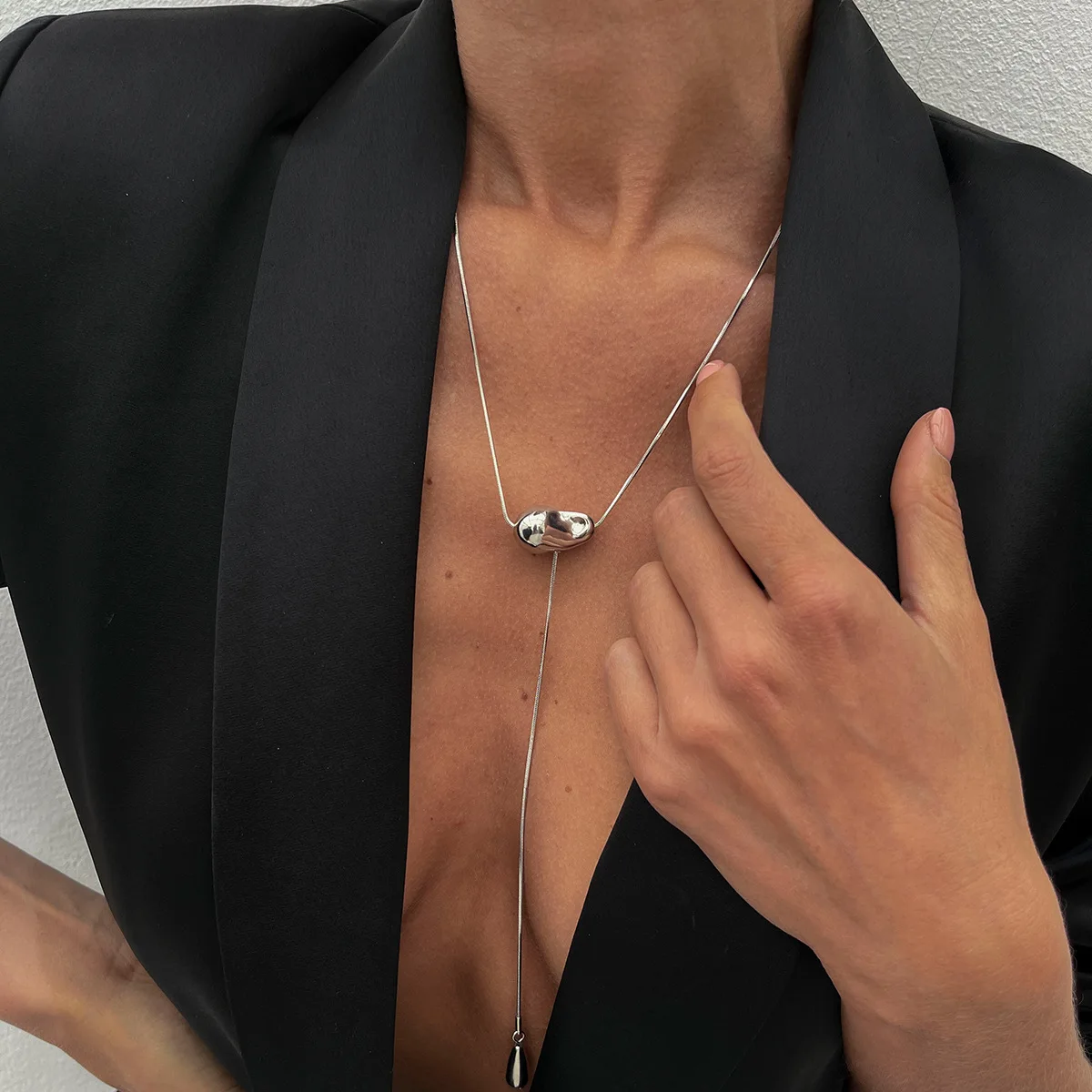 Y2K New Vintage Metal Simple Water Drop Pendant Necklace for Women 2025 Trendy Long Thin Chain Necklace Aesthetic Jewelry Gift
Y2K New Vintage Metal Simple Water Drop Pendant Necklace for Women 2025 Trendy Long Thin Chain Necklace Aesthetic Jewelry Gift