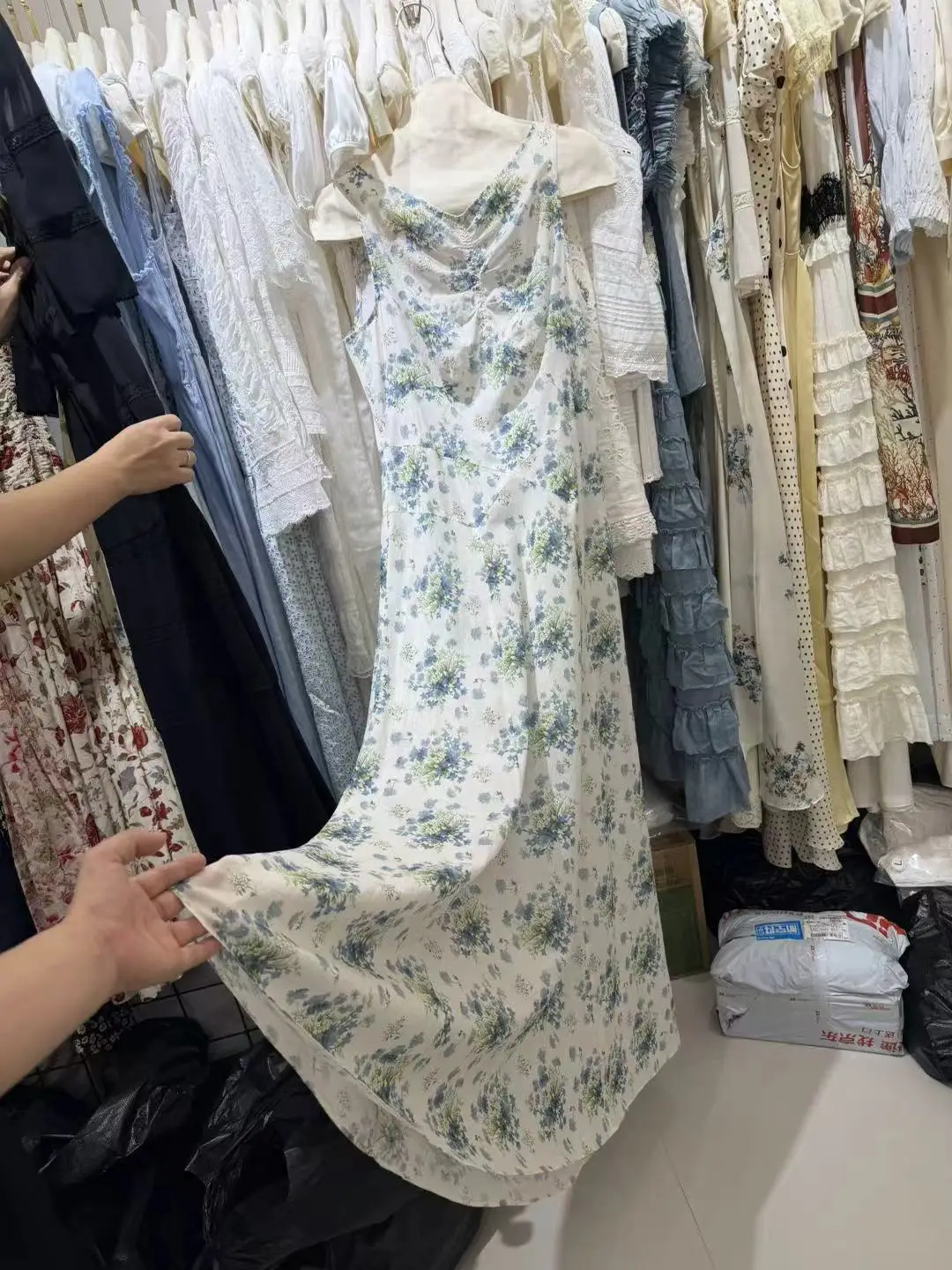 2026 New Women's Flower Print Maxi Dress Casual Female Long Dresses V-Neck Sleeveless High Waist Holiday Style 100% Cotton Robe
2026 New Women's Flower Print Maxi Dress Casual Female Long Dresses V-Neck Sleeveless High Waist Holiday Style 100% Cotton Robe